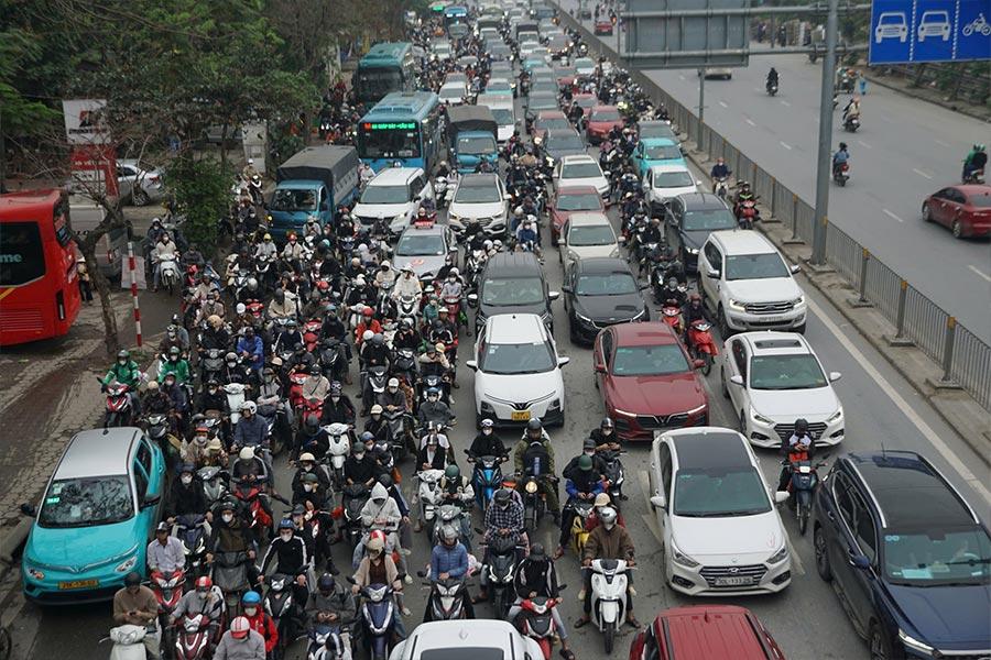 Tại đường quốc lộ 1A hướng Ngọc Hồi - Giải Phóng, các phương tiện phải mất từ 2-3 nhịn đèn tín hiệu mới có thể qua nút giao.