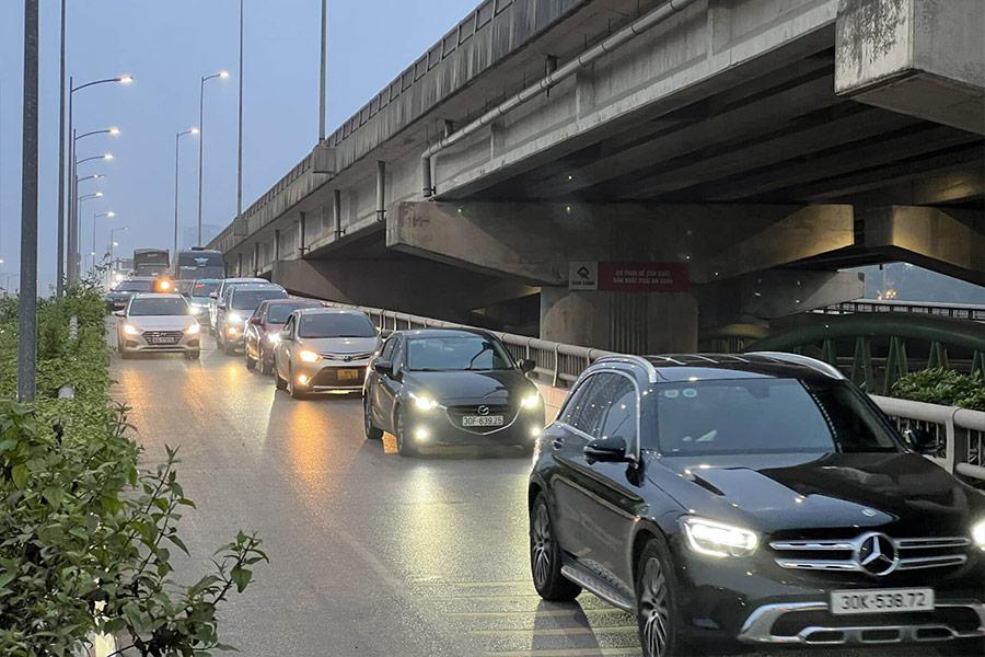 Đường xuống Vành đai 3 trên cao khu vực Linh Đàm ùn ứ nhẹ.
