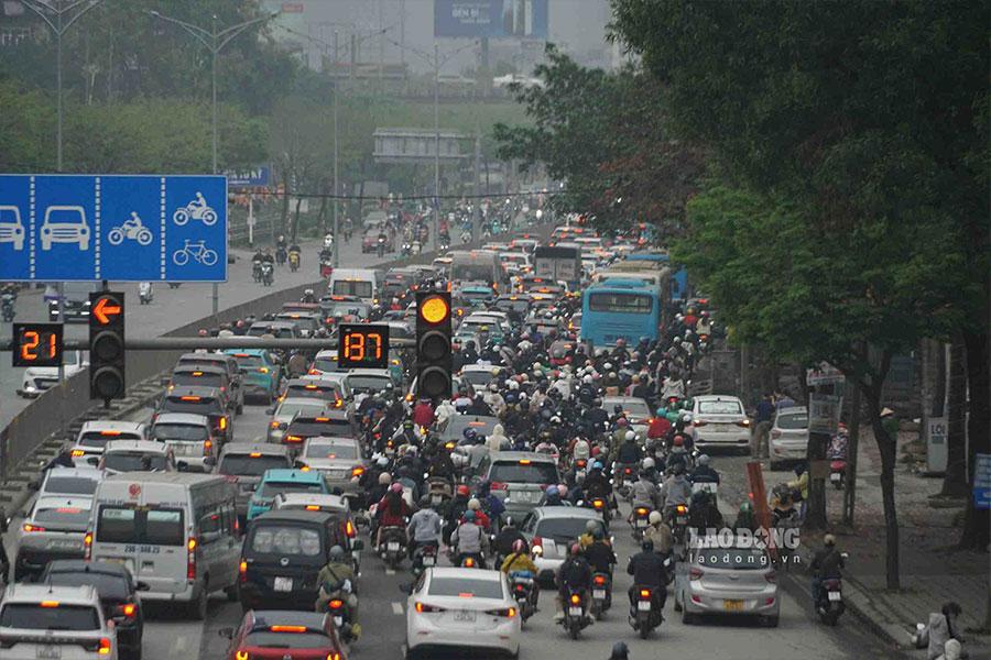 Chiều 7.4, sau ba ngày nghỉ lễ Giỗ Tổ Hùng Vương, người dân khắp nơi đổ dồn về Hà Nội khiến các cửa ngõ, các bến xe trở nên đông đúc.