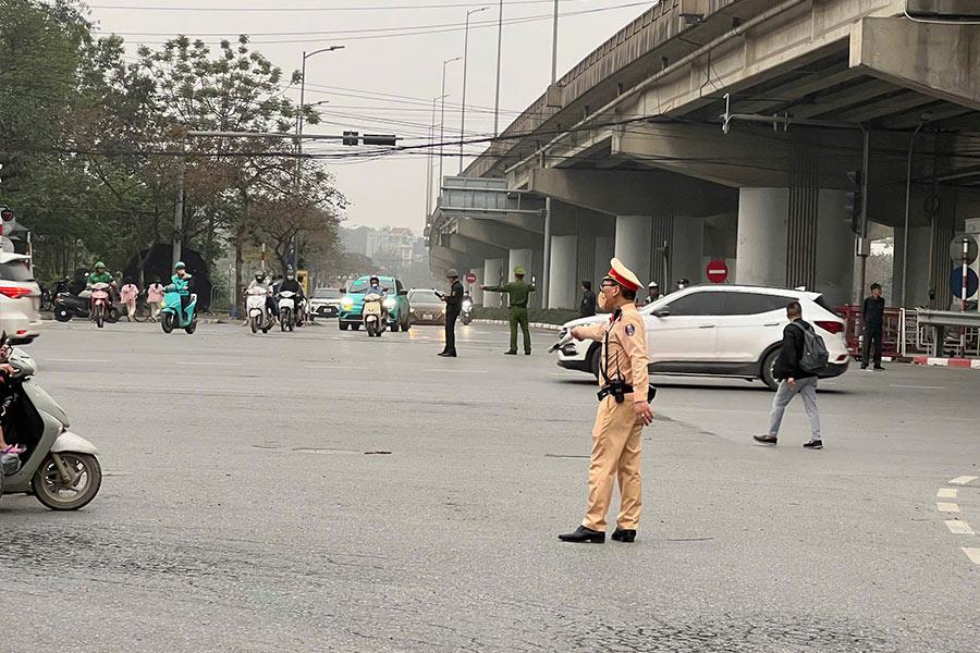 Tại các nút giao, lực lượng cảnh sát giao thông, thanh tra giao thông được bố trí để điều tiết giao thông.