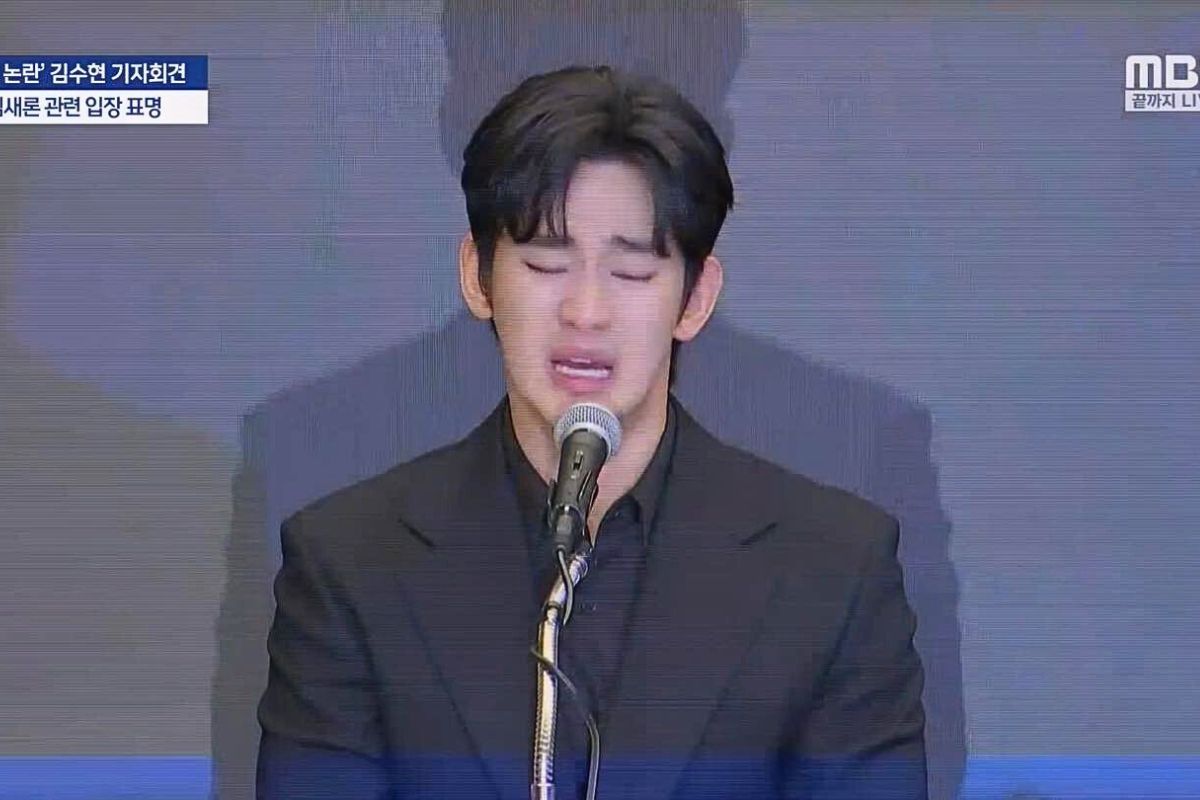 Kim Soo Hyun khóc trong họp báo. Ảnh: cắt video