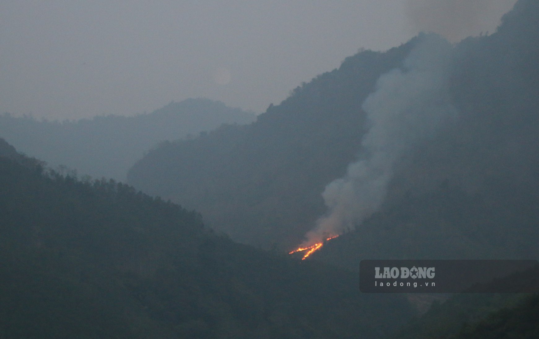 Người dân đốt rẫy, dọn thực bì tại huyện Na Rì (Bắc Kạn). Ảnh: Nguyễn Hoàn.