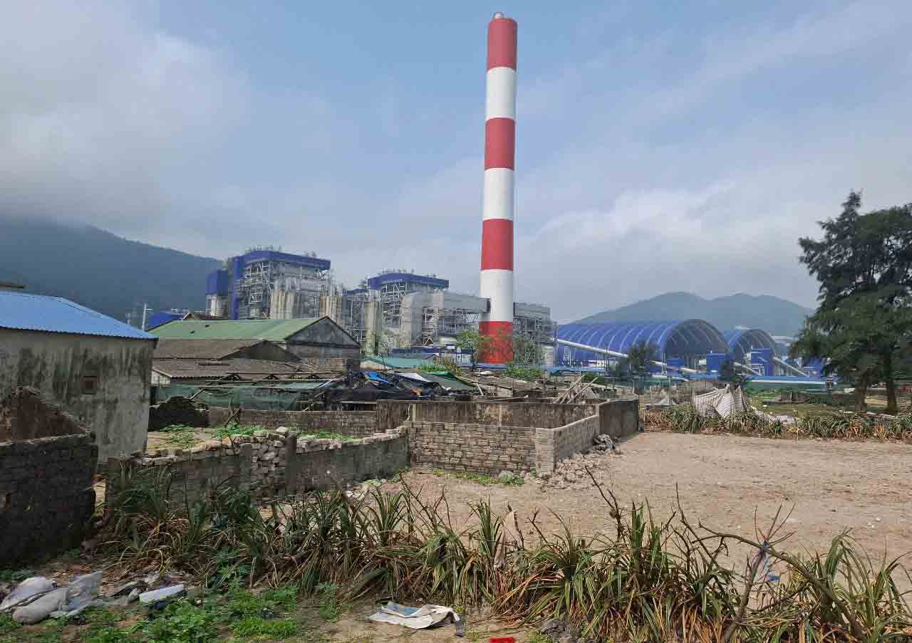Ngoài bị ảnh hưởng bới sạt lở thì khu dân cư ở thôn Hải Phong 1 còn rất gần với Nhà máy Nhiệt điện Vũng Áng 1 sắp hoàn thành xây dựng, đi vào hoạt động. Ảnh: Trần Tuấn.