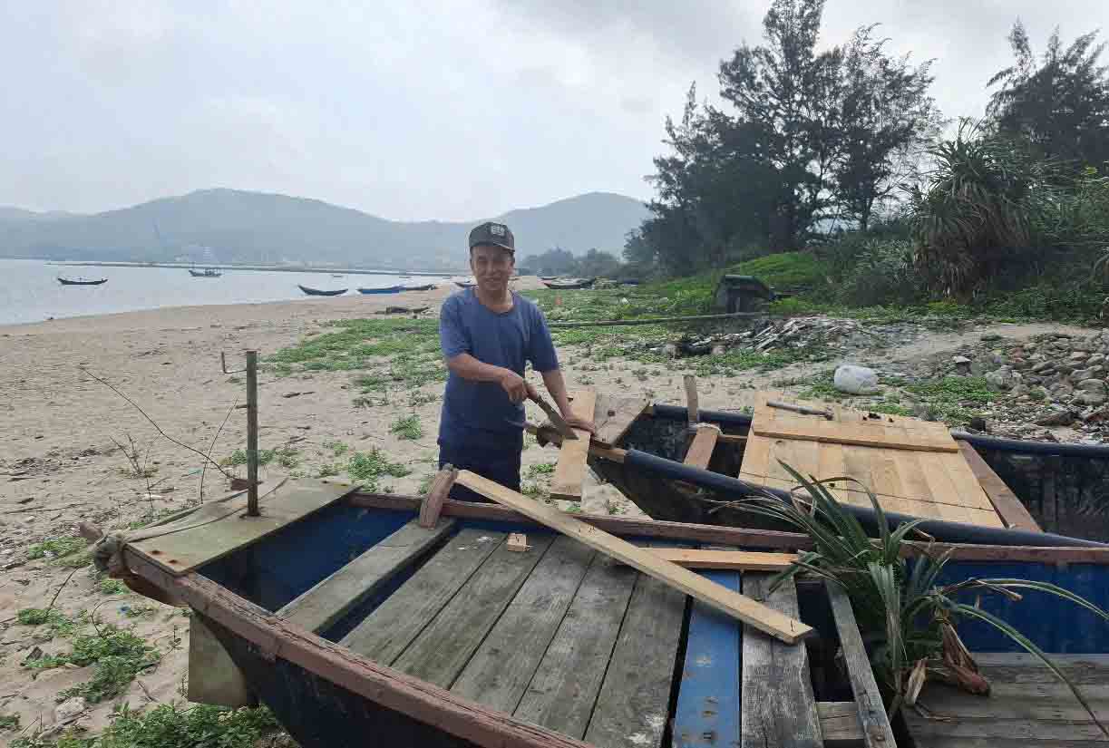 Ông Ngừng chia sẻ rằng, gia đình ông sẵn sàng di dời đến nơi tái định cư mới để tránh ảnh hưởng từ sạt lở. Ảnh: Trần Tuấn.