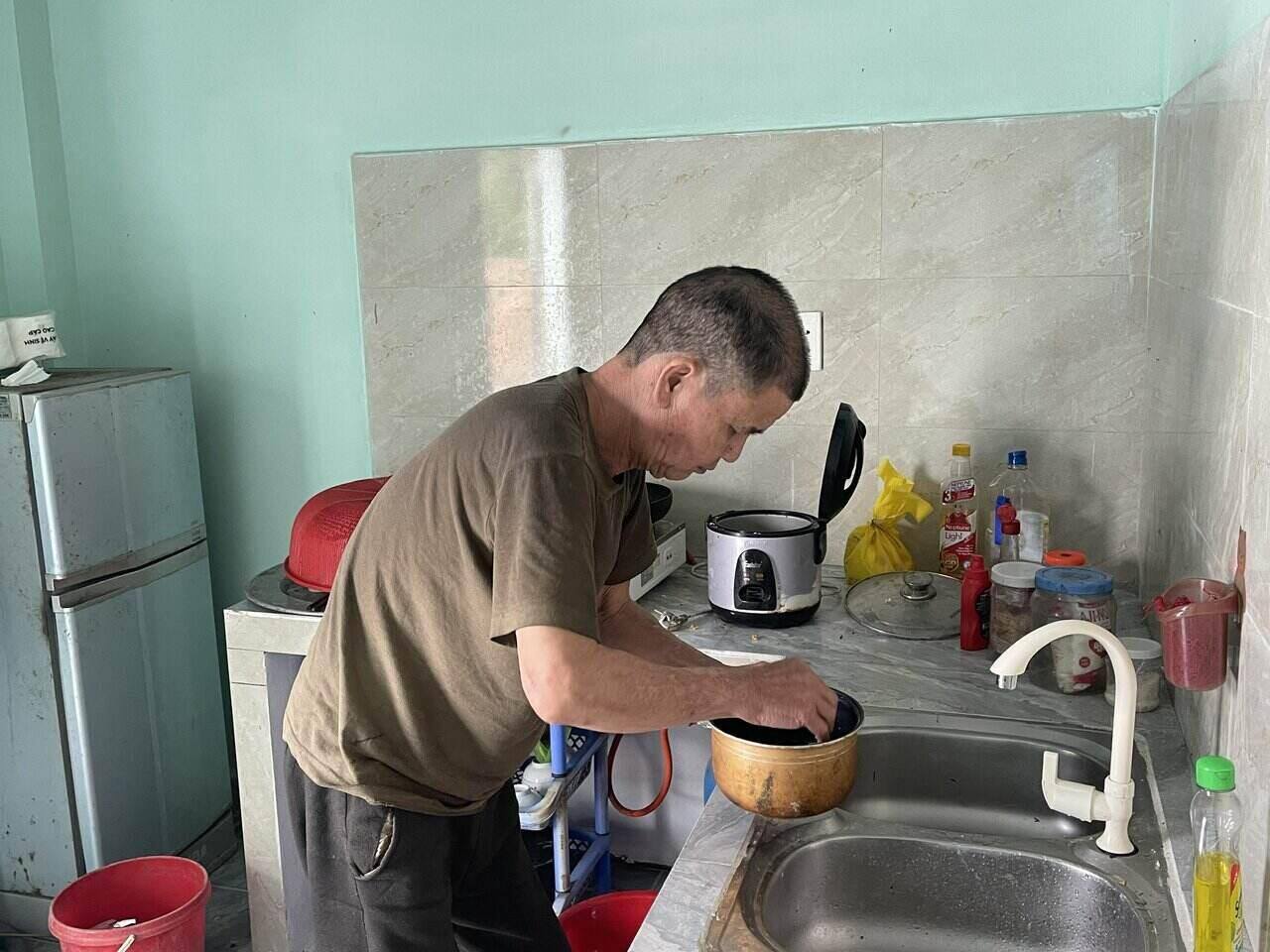 Ông Trần Văn Đáo sinh hoạt trong căn nhà mới. Ảnh: Mai Hương