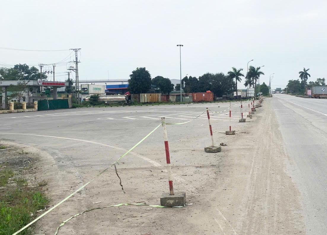 Đường đấu nối từ bến xe Nam Vinh ra đường tránh TP.Vinh đã hoàn thành nhưng rào chắn vẫn chưa được gỡ bỏ. Ảnh: Quang Đại