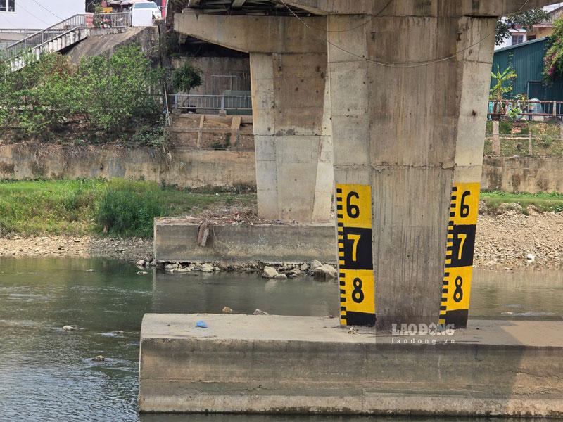 Các trụ cầu đã lộ gần hết do mực nước giảm sâu. Ảnh: Tân Văn