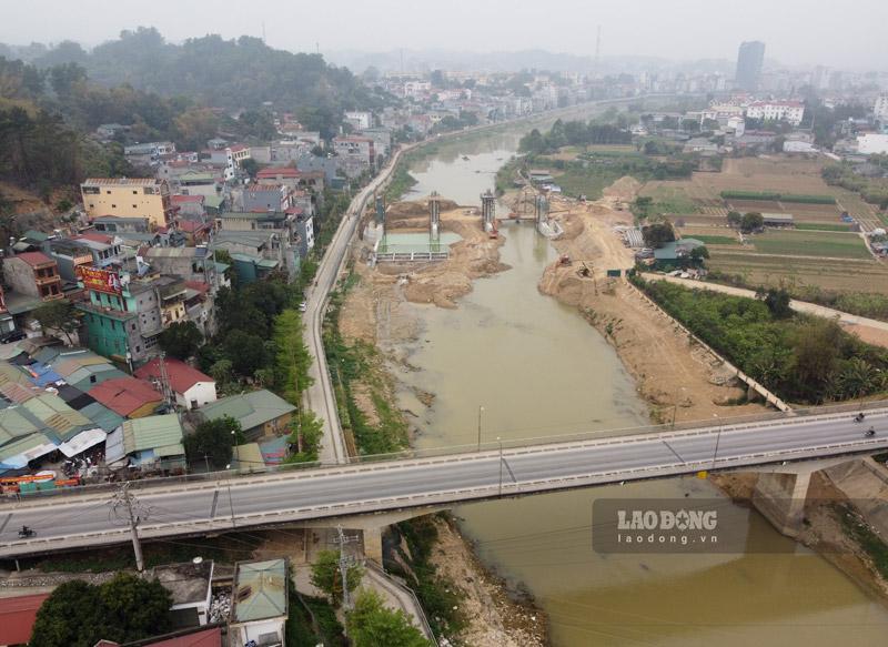 Đập dâng nước thành phố Cao Bằng đang được gấp rút xây dựng để hoàn thành dịp 30.4 năm nay. Ảnh: Tân Văn