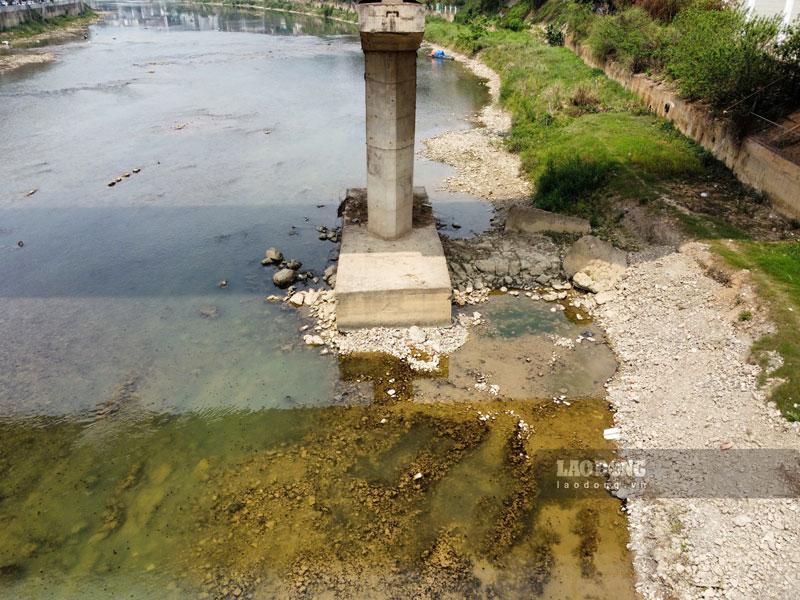 Mực nước sông Bằng Giang xuống thấp. Ảnh: Tân Văn