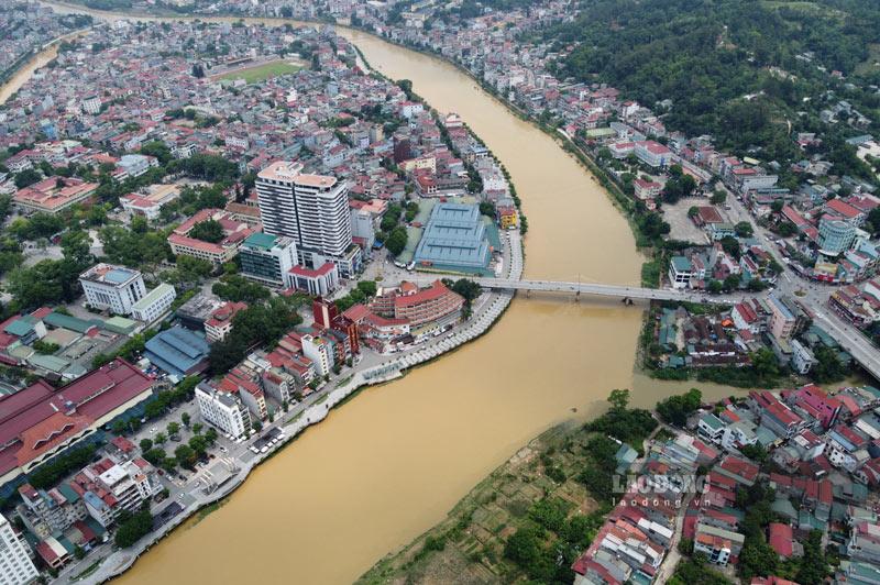 Mực nước sông Bằng Giang vào mùa mưa lũ là hình ảnh hoàn toàn đối lập. Ảnh: Tân Văn