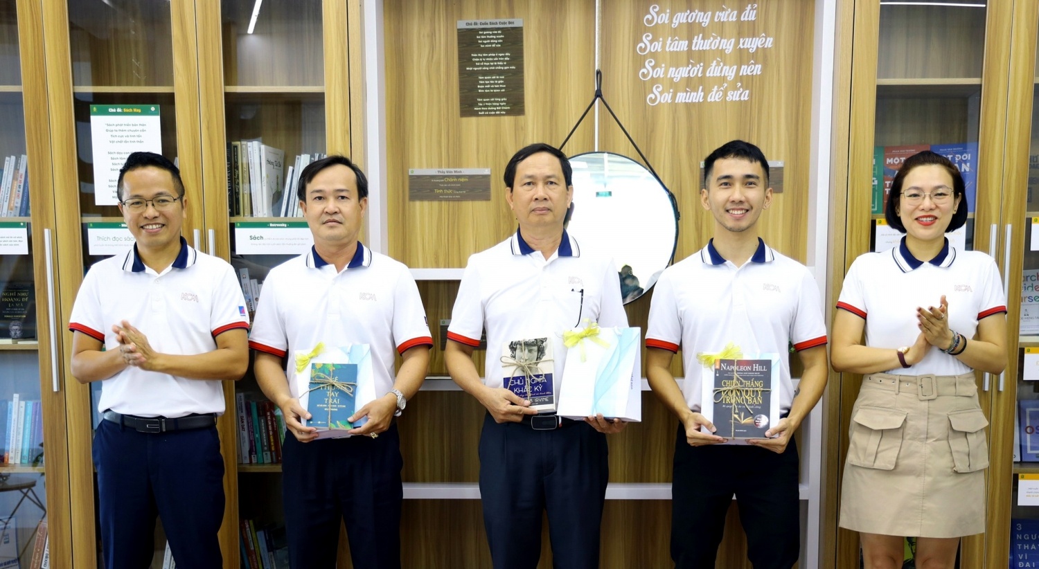 Tặng sách cho người lao động