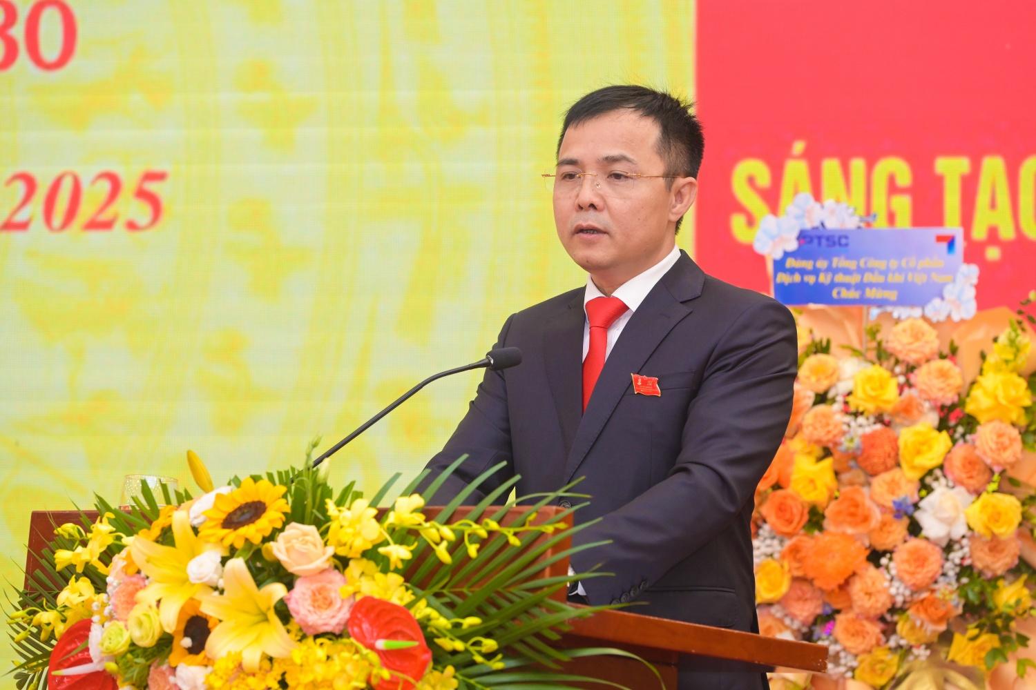 Đồng chí Vũ Khánh Vinh – Bí thư Đảng ủy, Thành viên HĐQT, Giám đốc PV Security báo cáo tại Đại hội