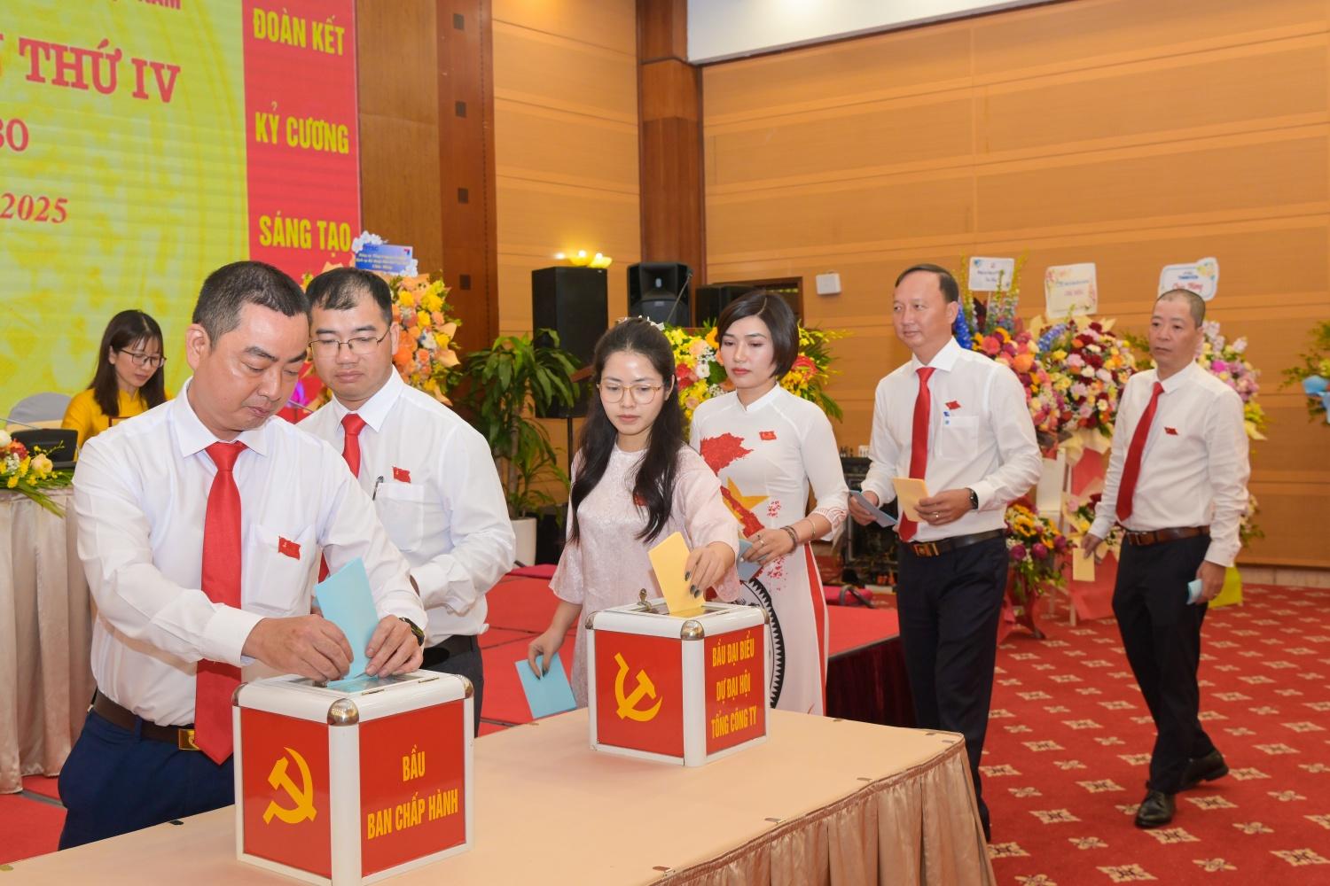 Các đại biểu bỏ phiếu bầu Ban Chấp hành Đảng bộ PV Security nhiệm kỳ 2025-2030 và bầu đại biểu dự Đại hội Đảng bộ PTSC nhiệm kỳ 2025-2030