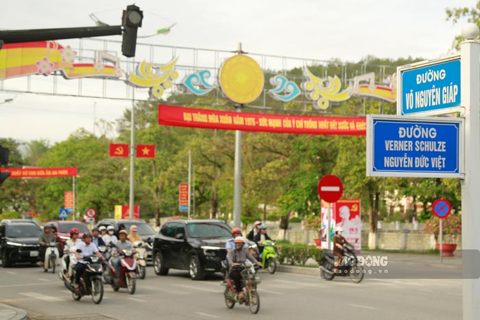 Tất cả các phương tiện phải dừng lại khi có tín hiệu đèn đỏ, không được phép rẽ phải tại 2 vị trí. Ảnh: Quang Đạt