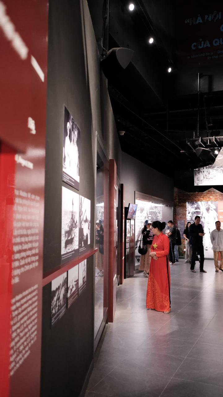 Bảo tàng Lịch sử Quân sự Việt Nam thu phí 40.000 đồng/người, khách vẫn đến đông nghịt trước thềm 30.4- Ảnh 22. Bảo tàng Lịch sử Quân sự Việt Nam thu phí 40.000 đồng/người, khách vẫn đến đông nghịt trước thềm 30.4- Ảnh 22.