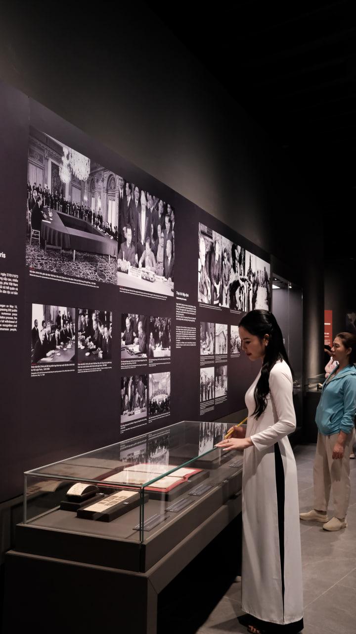 Bảo tàng Lịch sử Quân sự Việt Nam thu phí 40.000 đồng/người, khách vẫn đến đông nghịt trước thềm 30.4- Ảnh 20. Bảo tàng Lịch sử Quân sự Việt Nam thu phí 40.000 đồng/người, khách vẫn đến đông nghịt trước thềm 30.4- Ảnh 20.