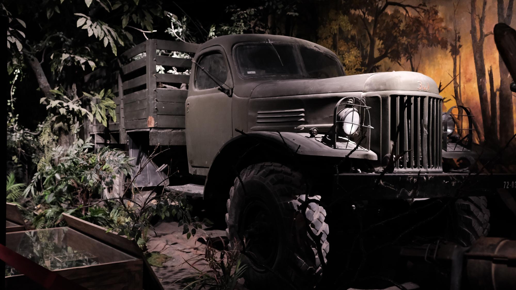 Bảo tàng Lịch sử Quân sự Việt Nam thu phí 40.000 đồng/người, khách vẫn đến đông nghịt trước thềm 30.4- Ảnh 34. Bảo tàng Lịch sử Quân sự Việt Nam thu phí 40.000 đồng/người, khách vẫn đến đông nghịt trước thềm 30.4- Ảnh 34.