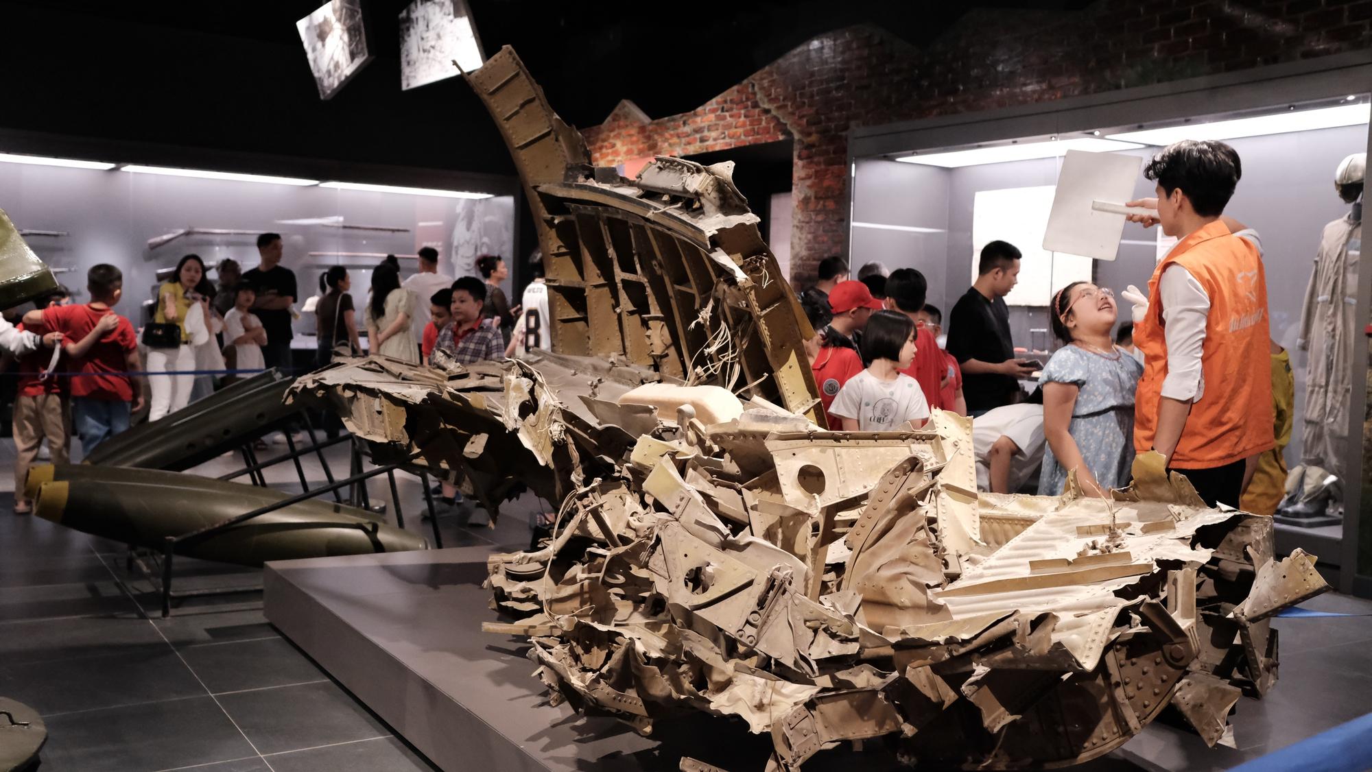 Bảo tàng Lịch sử Quân sự Việt Nam thu phí 40.000 đồng/người, khách vẫn đến đông nghịt trước thềm 30.4- Ảnh 15. Bảo tàng Lịch sử Quân sự Việt Nam thu phí 40.000 đồng/người, khách vẫn đến đông nghịt trước thềm 30.4- Ảnh 15.