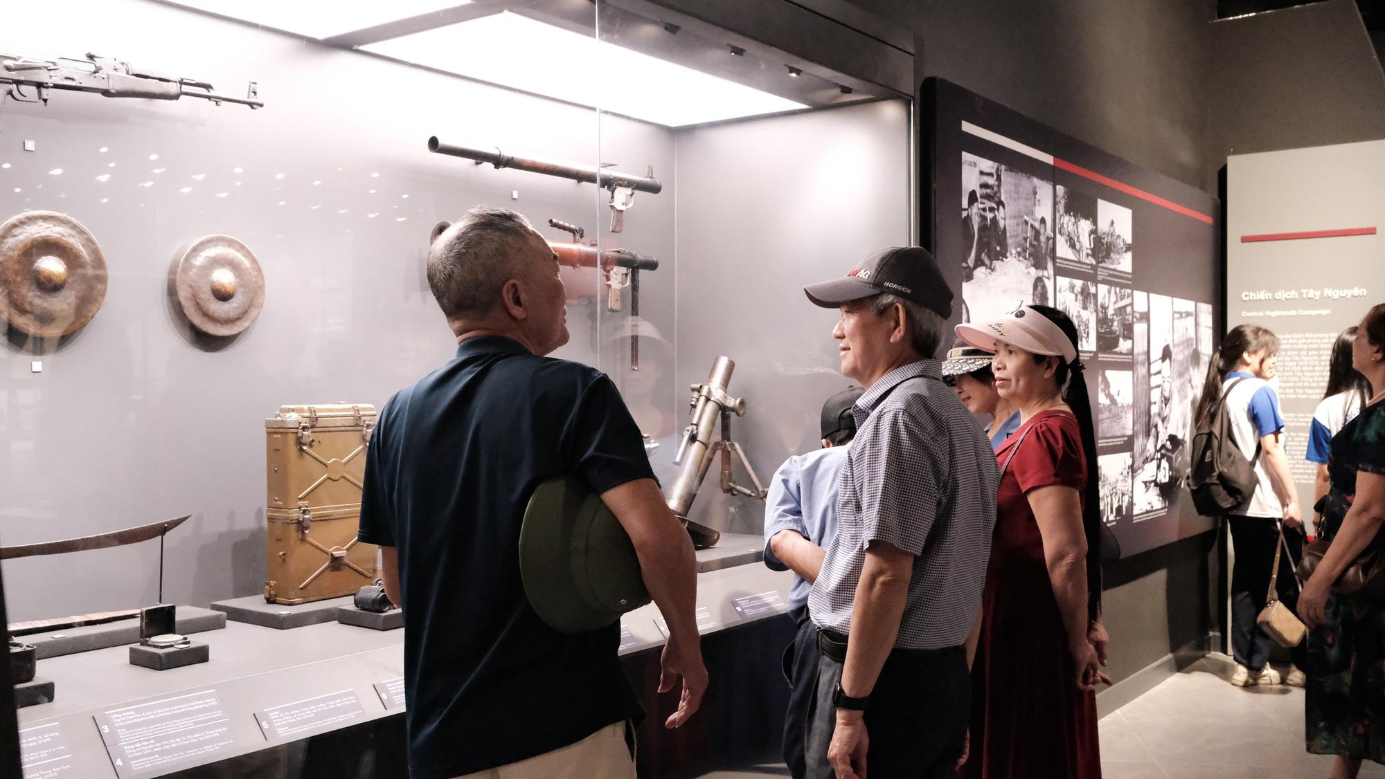 Bảo tàng Lịch sử Quân sự Việt Nam thu phí 40.000 đồng/người, khách vẫn đến đông nghịt trước thềm 30.4- Ảnh 27. Bảo tàng Lịch sử Quân sự Việt Nam thu phí 40.000 đồng/người, khách vẫn đến đông nghịt trước thềm 30.4- Ảnh 27.