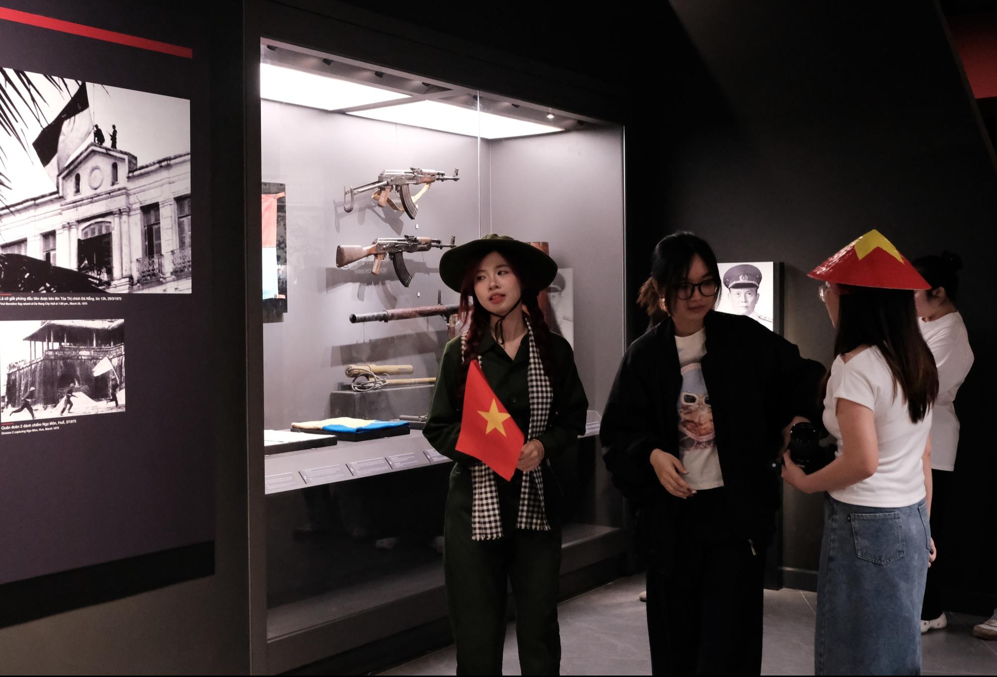 Bảo tàng Lịch sử Quân sự Việt Nam thu phí 40.000 đồng/người, khách vẫn đến đông nghịt trước thềm 30.4- Ảnh 24. Bảo tàng Lịch sử Quân sự Việt Nam thu phí 40.000 đồng/người, khách vẫn đến đông nghịt trước thềm 30.4- Ảnh 24.