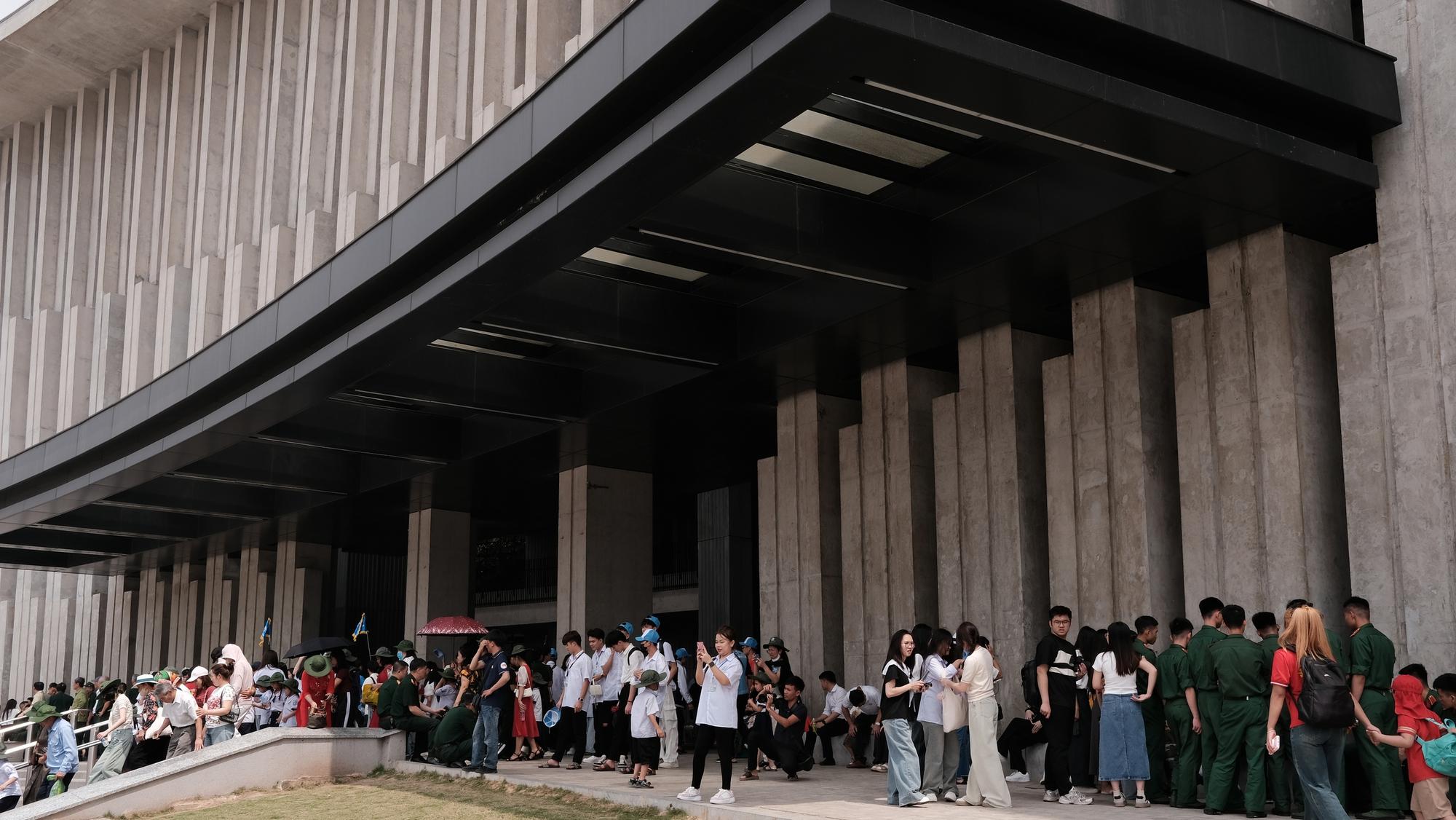 Bảo tàng Lịch sử Quân sự Việt Nam thu phí 40.000 đồng/người, khách vẫn đến đông nghịt trước thềm 30.4- Ảnh 10. Bảo tàng Lịch sử Quân sự Việt Nam thu phí 40.000 đồng/người, khách vẫn đến đông nghịt trước thềm 30.4- Ảnh 10.