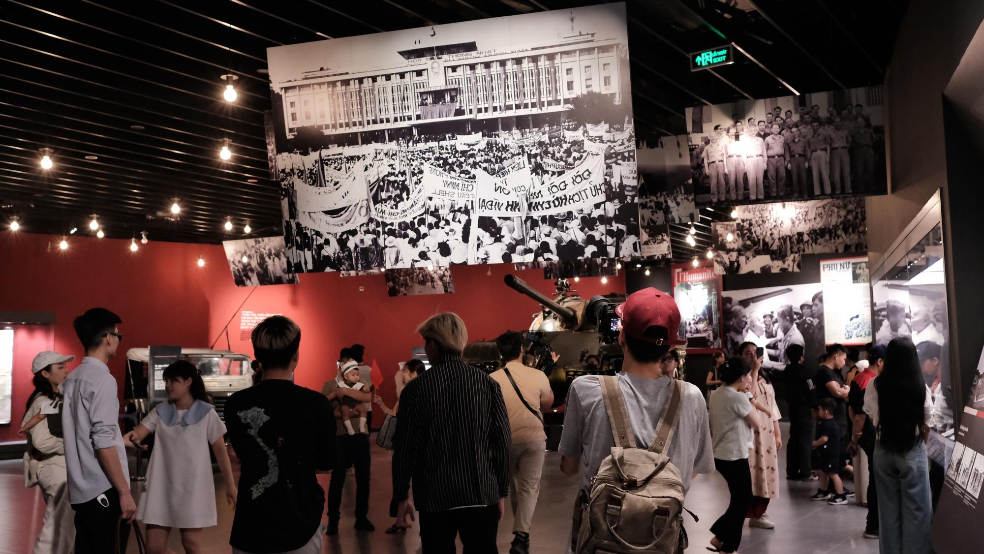 Bảo tàng Lịch sử Quân sự Việt Nam thu phí 40.000 đồng/người, khách vẫn đến đông nghịt trước thềm 30.4- Ảnh 17. Bảo tàng Lịch sử Quân sự Việt Nam thu phí 40.000 đồng/người, khách vẫn đến đông nghịt trước thềm 30.4- Ảnh 17.