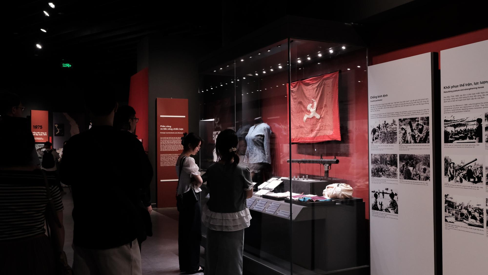 Bảo tàng Lịch sử Quân sự Việt Nam thu phí 40.000 đồng/người, khách vẫn đến đông nghịt trước thềm 30.4- Ảnh 18. Bảo tàng Lịch sử Quân sự Việt Nam thu phí 40.000 đồng/người, khách vẫn đến đông nghịt trước thềm 30.4- Ảnh 18.