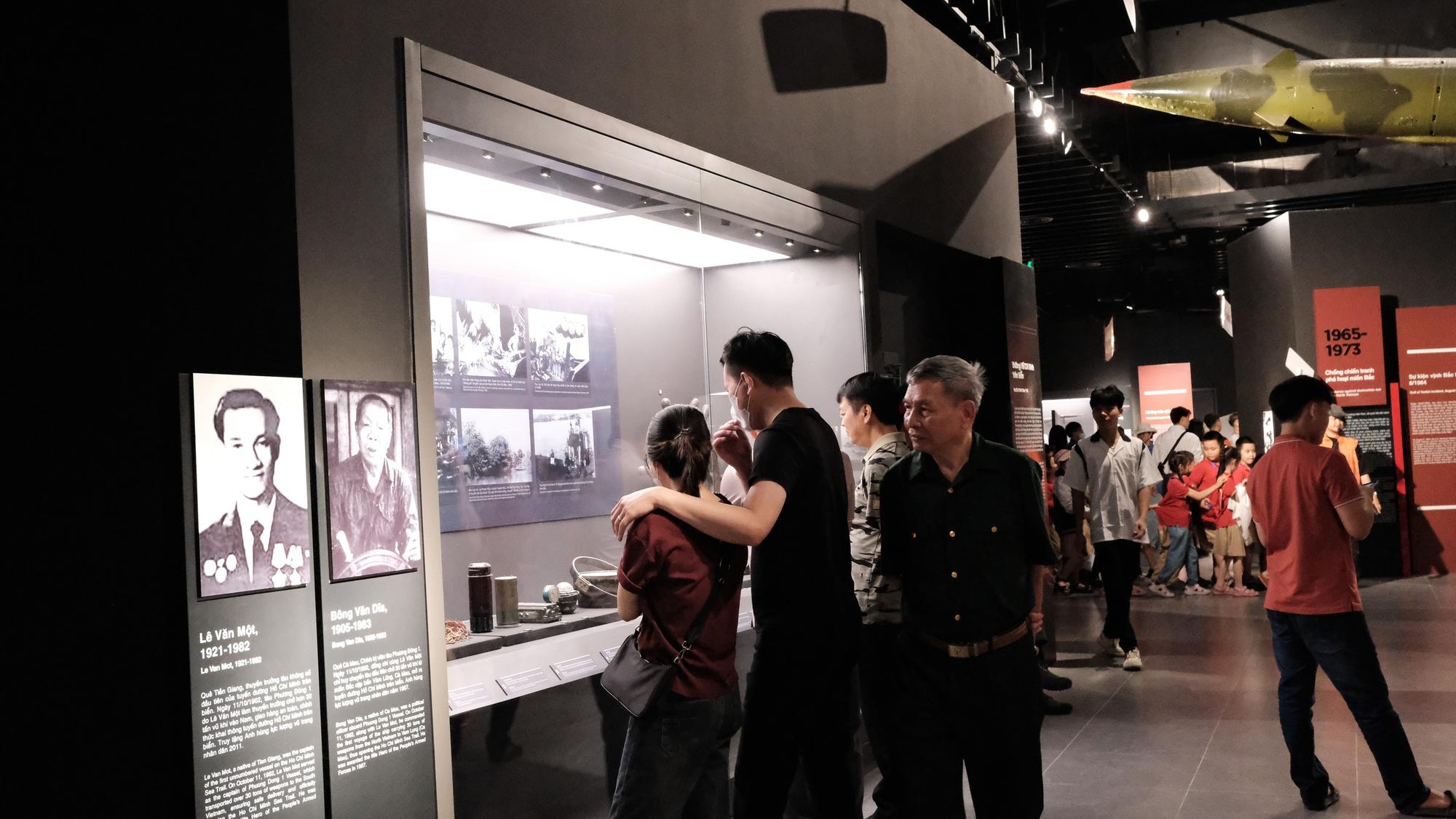 Bảo tàng Lịch sử Quân sự Việt Nam thu phí 40.000 đồng/người, khách vẫn đến đông nghịt trước thềm 30.4- Ảnh 28. Bảo tàng Lịch sử Quân sự Việt Nam thu phí 40.000 đồng/người, khách vẫn đến đông nghịt trước thềm 30.4- Ảnh 28.
