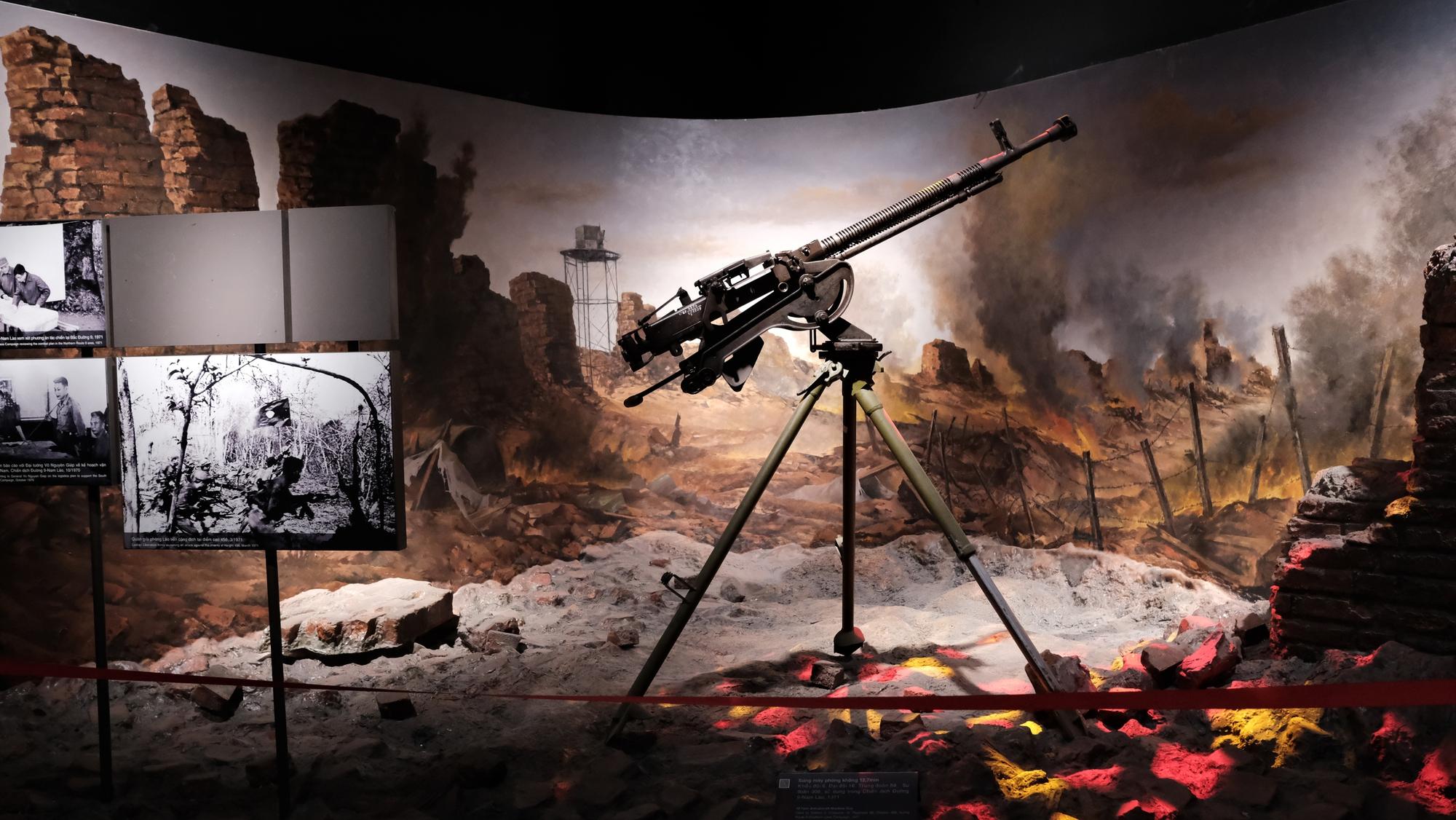 Bảo tàng Lịch sử Quân sự Việt Nam thu phí 40.000 đồng/người, khách vẫn đến đông nghịt trước thềm 30.4- Ảnh 32. Bảo tàng Lịch sử Quân sự Việt Nam thu phí 40.000 đồng/người, khách vẫn đến đông nghịt trước thềm 30.4- Ảnh 32.