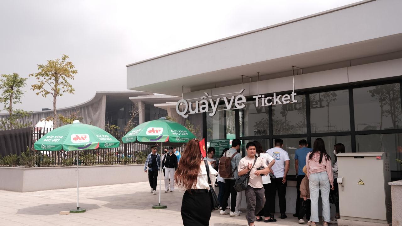 Bảo tàng Lịch sử Quân sự Việt Nam thu phí 40.000 đồng/người, khách vẫn đến đông nghịt trước thềm 30.4- Ảnh 1. Bảo tàng Lịch sử Quân sự Việt Nam thu phí 40.000 đồng/người, khách vẫn đến đông nghịt trước thềm 30.4- Ảnh 1.