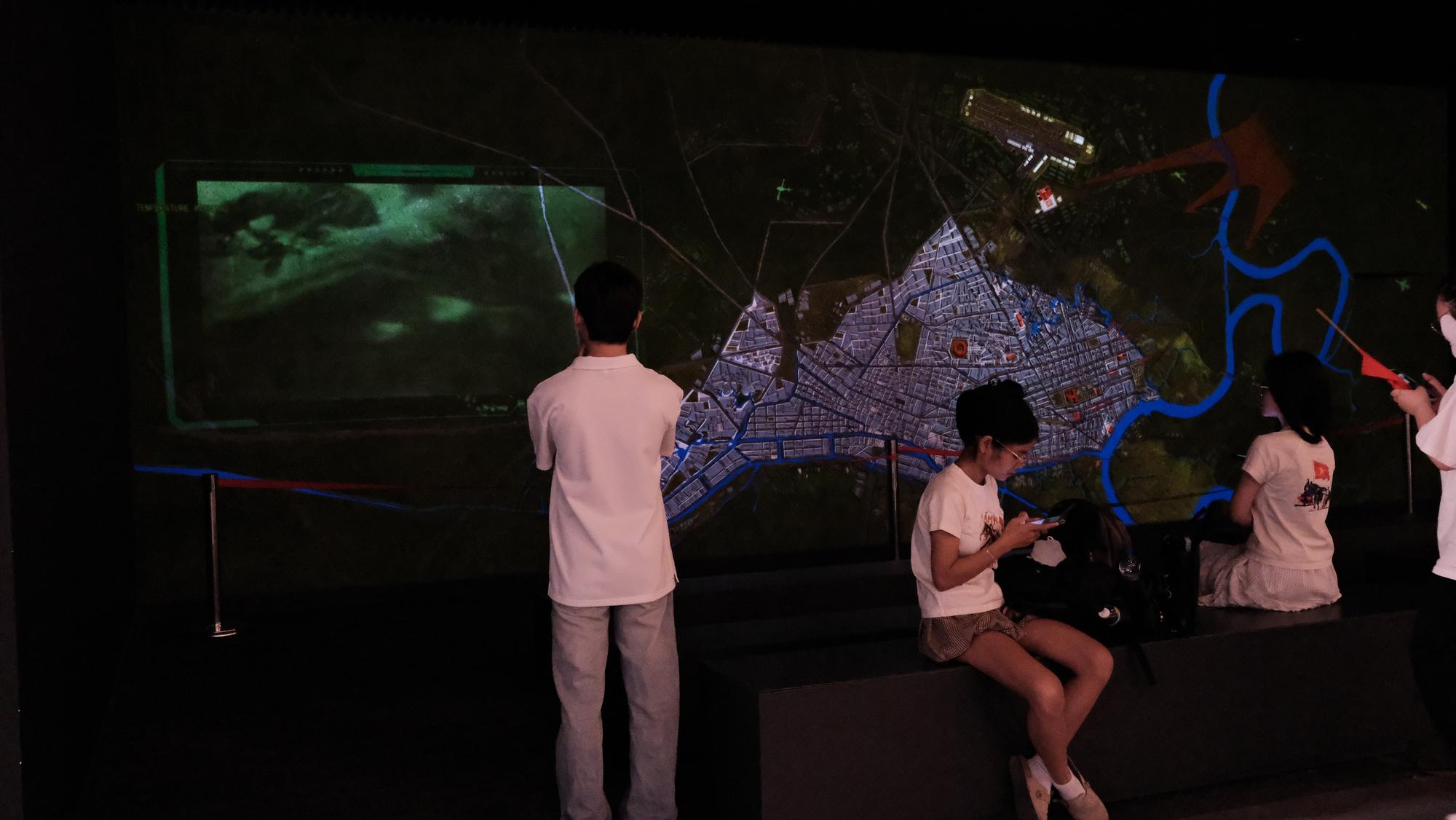 Bảo tàng Lịch sử Quân sự Việt Nam thu phí 40.000 đồng/người, khách vẫn đến đông nghịt trước thềm 30.4- Ảnh 30. Bảo tàng Lịch sử Quân sự Việt Nam thu phí 40.000 đồng/người, khách vẫn đến đông nghịt trước thềm 30.4- Ảnh 30.