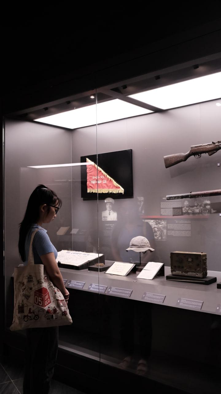 Bảo tàng Lịch sử Quân sự Việt Nam thu phí 40.000 đồng/người, khách vẫn đến đông nghịt trước thềm 30.4- Ảnh 21. Bảo tàng Lịch sử Quân sự Việt Nam thu phí 40.000 đồng/người, khách vẫn đến đông nghịt trước thềm 30.4- Ảnh 21.