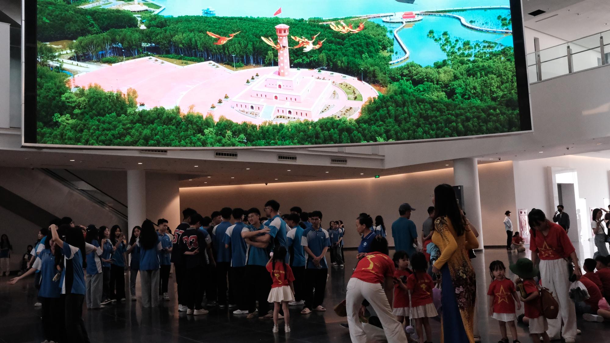 Bảo tàng Lịch sử Quân sự Việt Nam thu phí 40.000 đồng/người, khách vẫn đến đông nghịt trước thềm 30.4- Ảnh 12. Bảo tàng Lịch sử Quân sự Việt Nam thu phí 40.000 đồng/người, khách vẫn đến đông nghịt trước thềm 30.4- Ảnh 12.