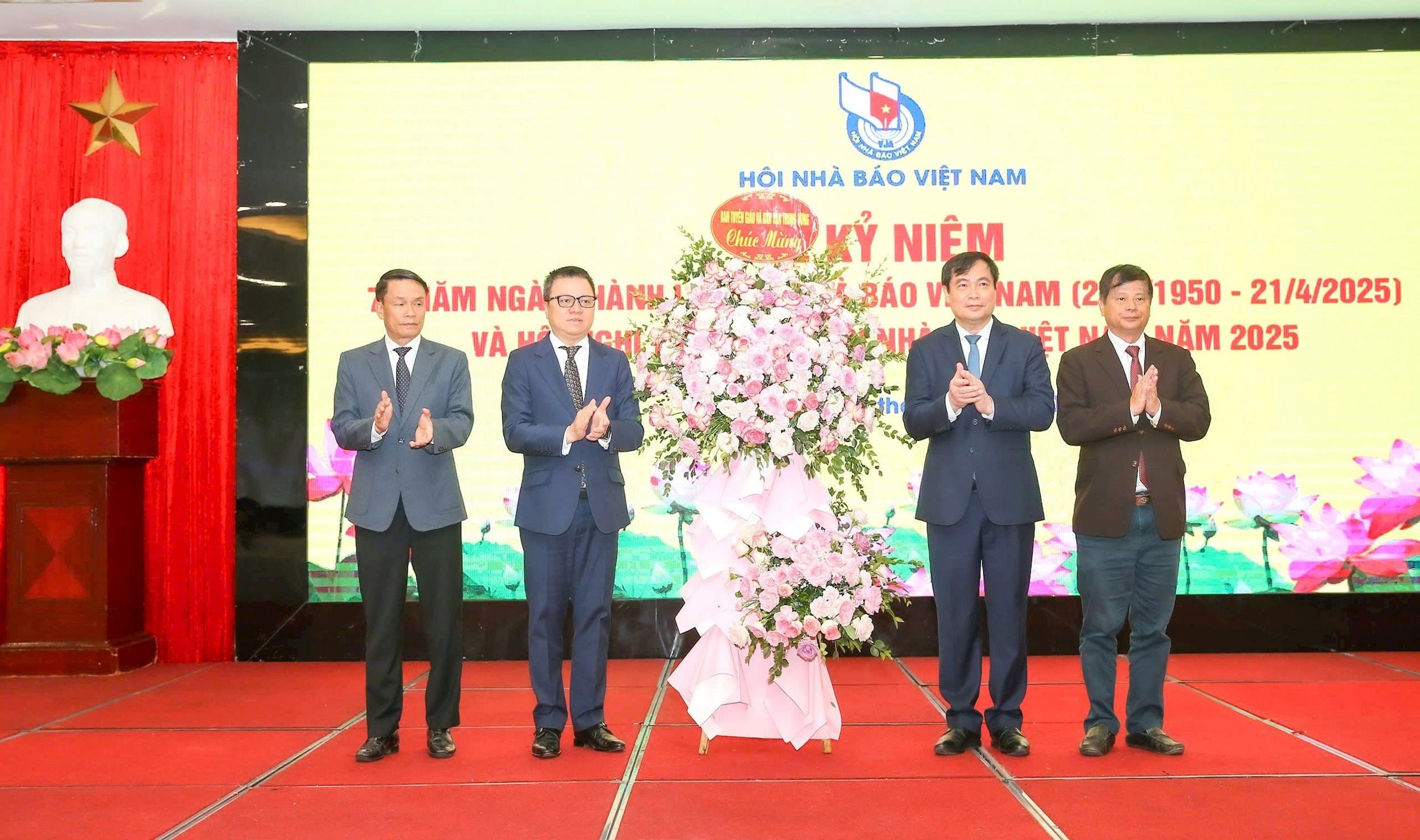 hanh-trinh-75-nam-1.jpg