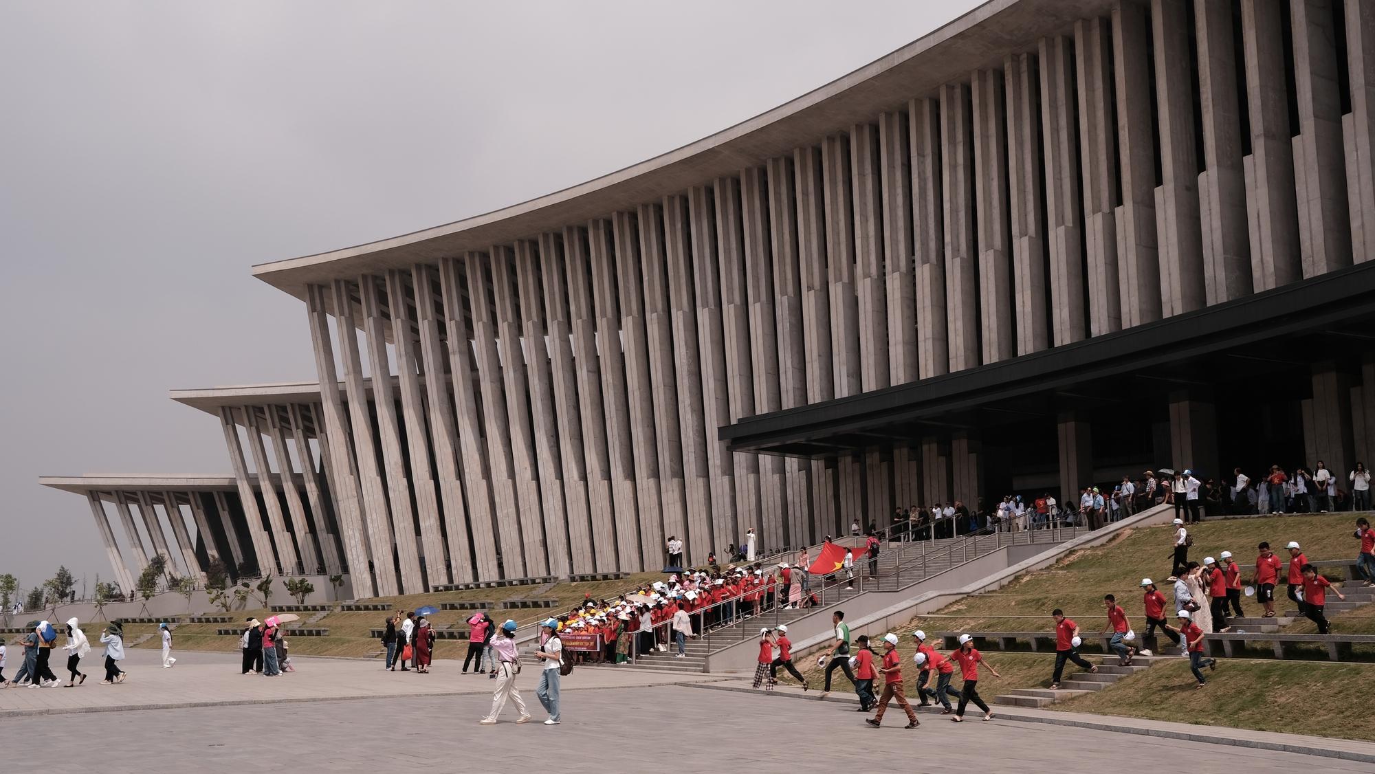 Bảo tàng Lịch sử Quân sự Việt Nam thu phí 40.000 đồng/người, khách vẫn đến đông nghịt trước thềm 30.4- Ảnh 7. Bảo tàng Lịch sử Quân sự Việt Nam thu phí 40.000 đồng/người, khách vẫn đến đông nghịt trước thềm 30.4- Ảnh 7.