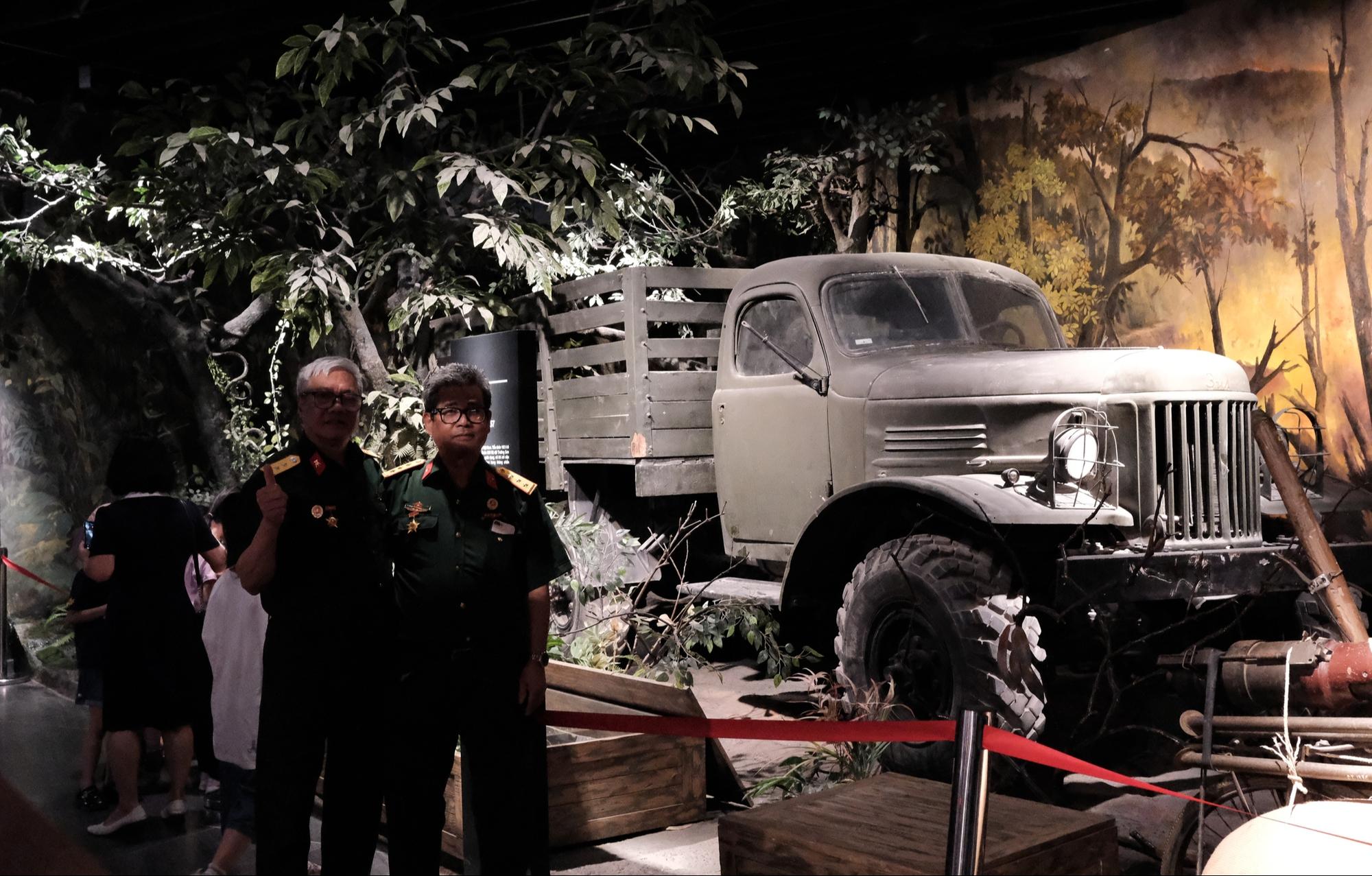 Bảo tàng Lịch sử Quân sự Việt Nam thu phí 40.000 đồng/người, khách vẫn đến đông nghịt trước thềm 30.4- Ảnh 26. Bảo tàng Lịch sử Quân sự Việt Nam thu phí 40.000 đồng/người, khách vẫn đến đông nghịt trước thềm 30.4- Ảnh 26.