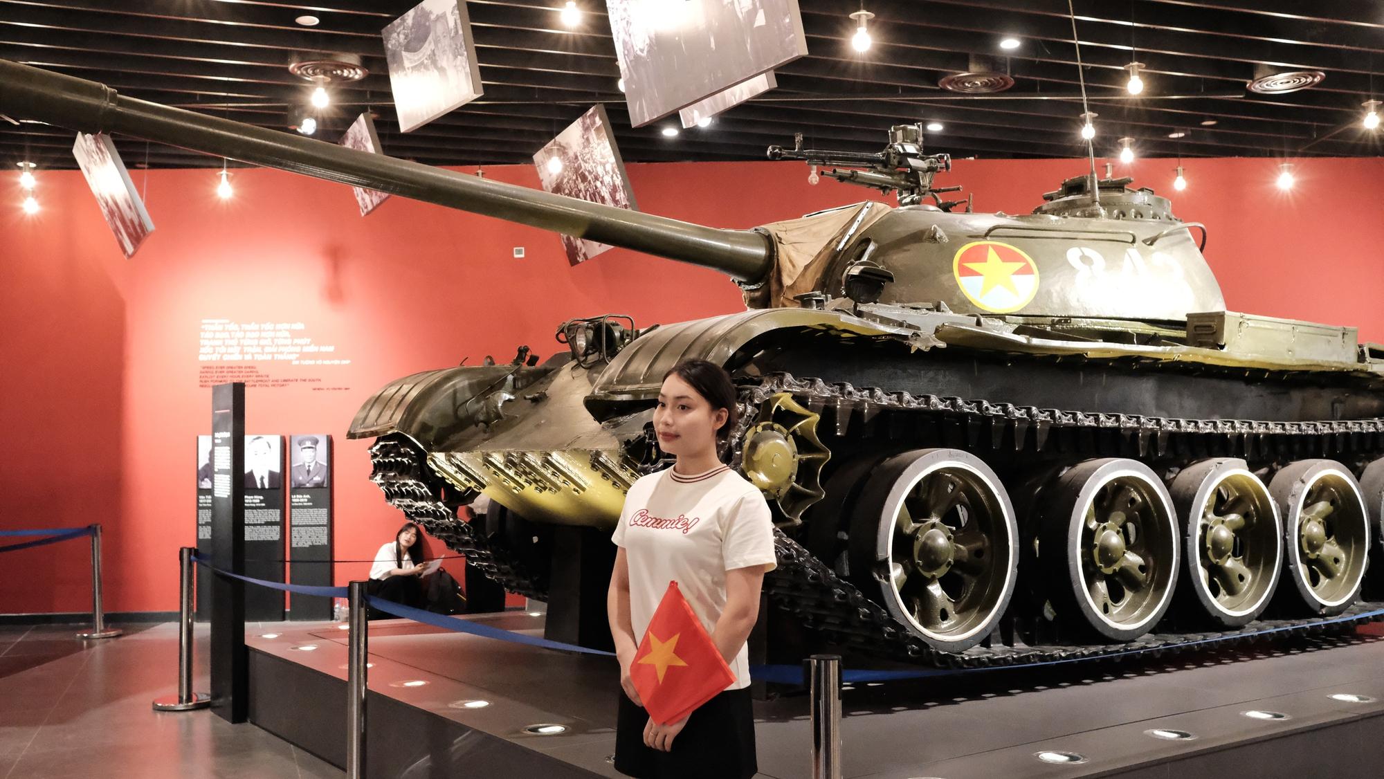 Bảo tàng Lịch sử Quân sự Việt Nam thu phí 40.000 đồng/người, khách vẫn đến đông nghịt trước thềm 30.4- Ảnh 25. Bảo tàng Lịch sử Quân sự Việt Nam thu phí 40.000 đồng/người, khách vẫn đến đông nghịt trước thềm 30.4- Ảnh 25.