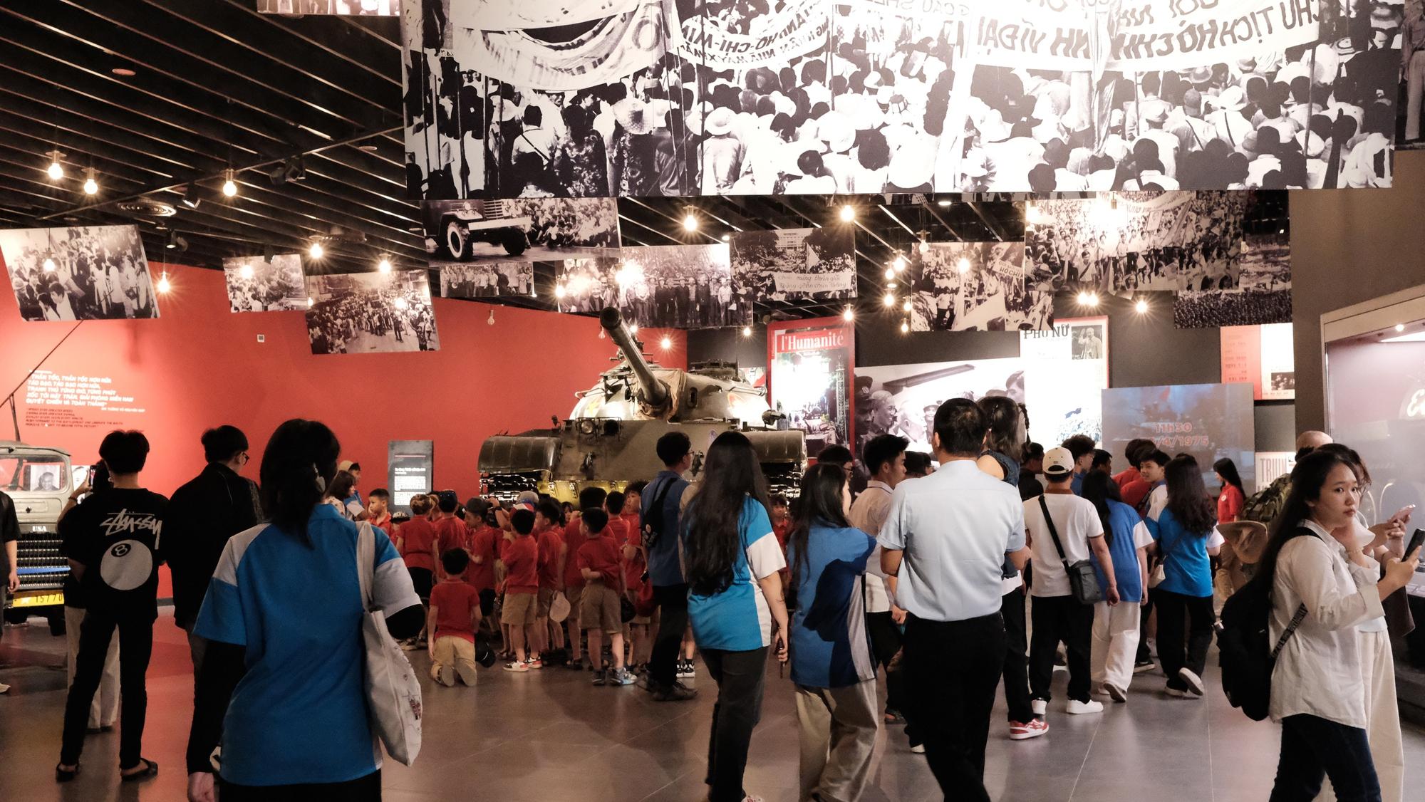 Bảo tàng Lịch sử Quân sự Việt Nam thu phí 40.000 đồng/người, khách vẫn đến đông nghịt trước thềm 30.4- Ảnh 13. Bảo tàng Lịch sử Quân sự Việt Nam thu phí 40.000 đồng/người, khách vẫn đến đông nghịt trước thềm 30.4- Ảnh 13.