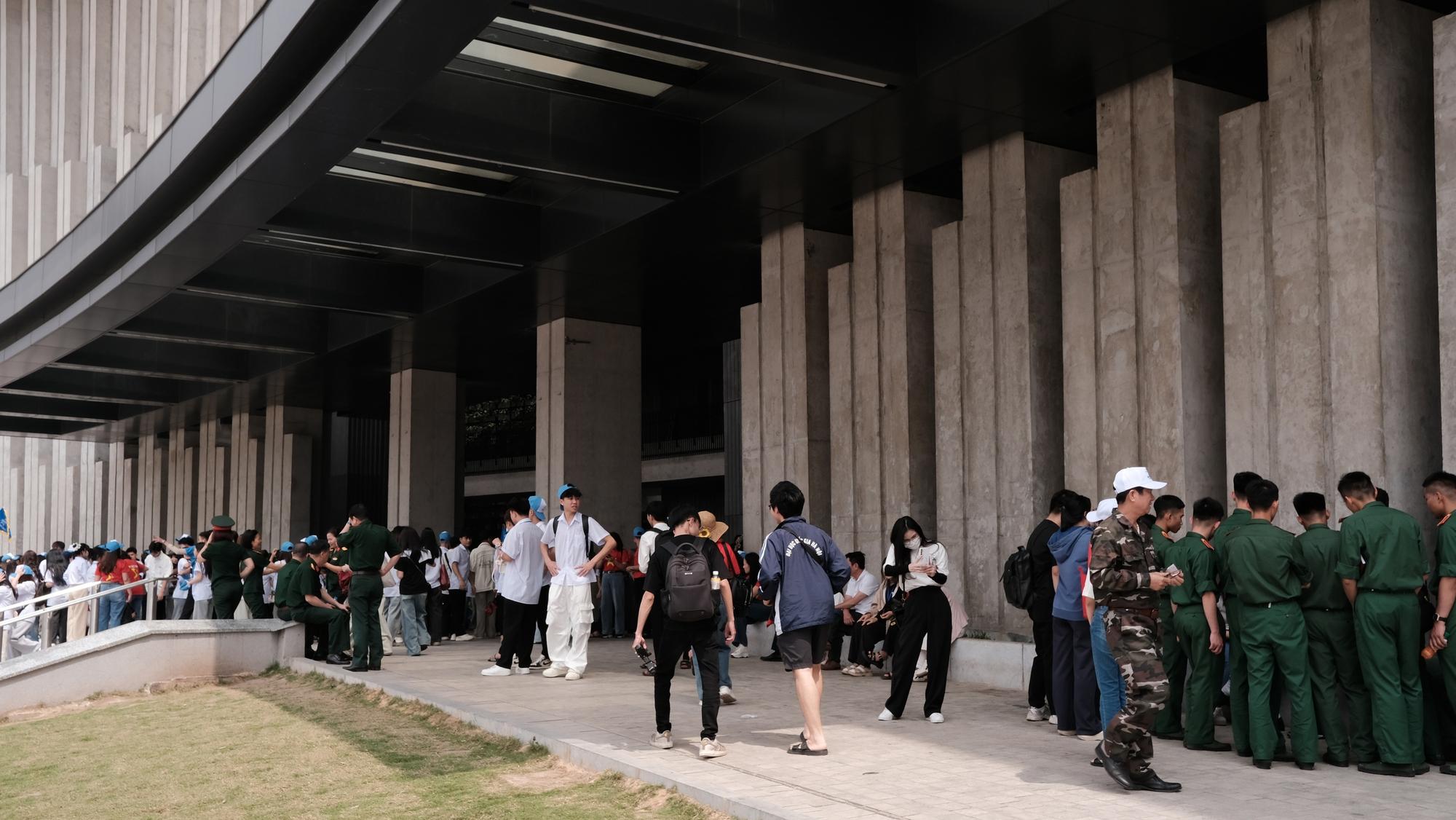 Bảo tàng Lịch sử Quân sự Việt Nam thu phí 40.000 đồng/người, khách vẫn đến đông nghịt trước thềm 30.4- Ảnh 9. Bảo tàng Lịch sử Quân sự Việt Nam thu phí 40.000 đồng/người, khách vẫn đến đông nghịt trước thềm 30.4- Ảnh 9.