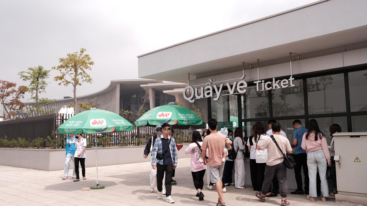 Bảo tàng Lịch sử Quân sự Việt Nam thu phí 40.000 đồng/người, khách vẫn đến đông nghịt trước thềm 30.4- Ảnh 2. Bảo tàng Lịch sử Quân sự Việt Nam thu phí 40.000 đồng/người, khách vẫn đến đông nghịt trước thềm 30.4- Ảnh 2.