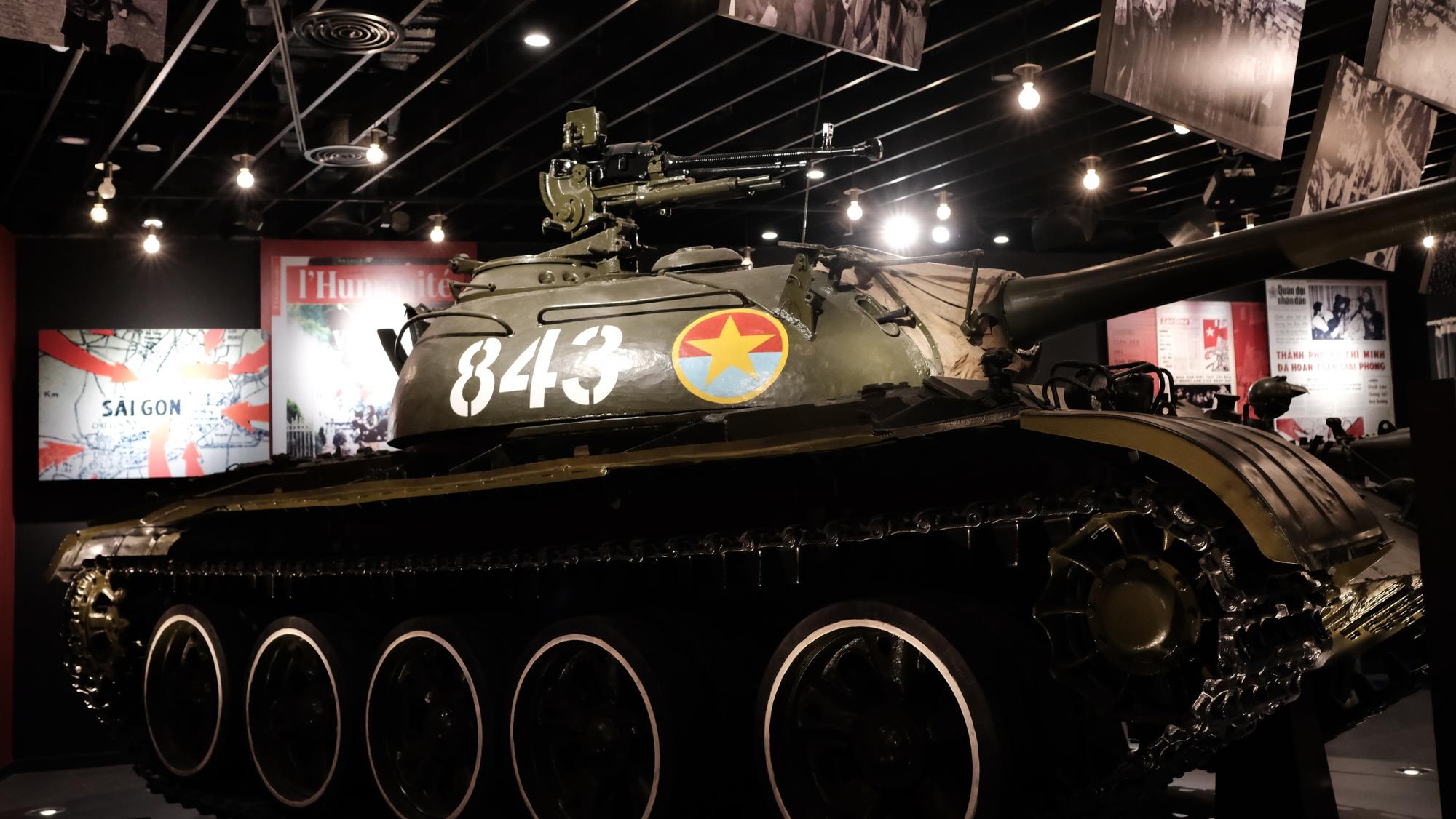 Bảo tàng Lịch sử Quân sự Việt Nam thu phí 40.000 đồng/người, khách vẫn đến đông nghịt trước thềm 30.4- Ảnh 35. Bảo tàng Lịch sử Quân sự Việt Nam thu phí 40.000 đồng/người, khách vẫn đến đông nghịt trước thềm 30.4- Ảnh 35.