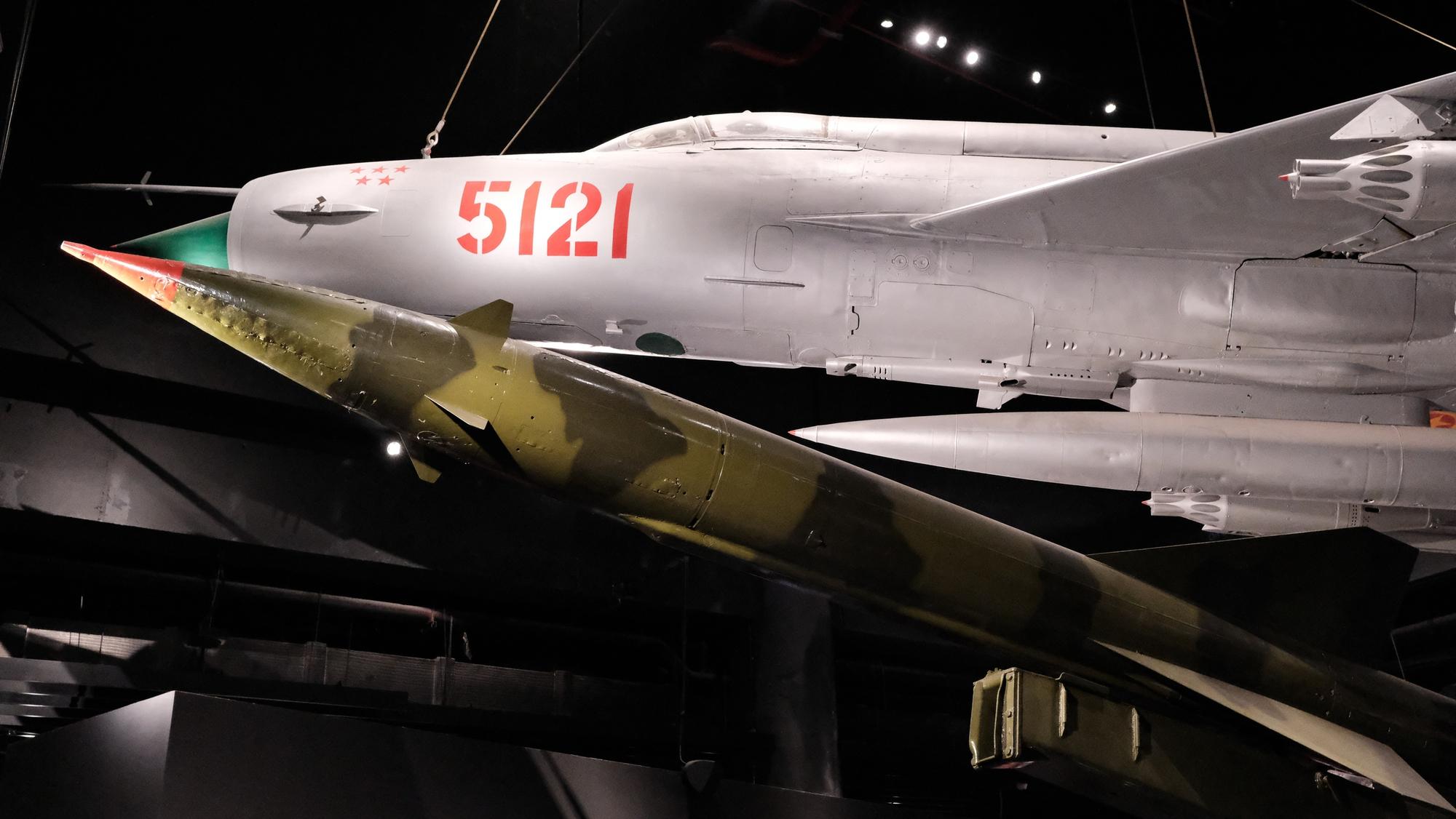 Bảo tàng Lịch sử Quân sự Việt Nam thu phí 40.000 đồng/người, khách vẫn đến đông nghịt trước thềm 30.4- Ảnh 31. Bảo tàng Lịch sử Quân sự Việt Nam thu phí 40.000 đồng/người, khách vẫn đến đông nghịt trước thềm 30.4- Ảnh 31.