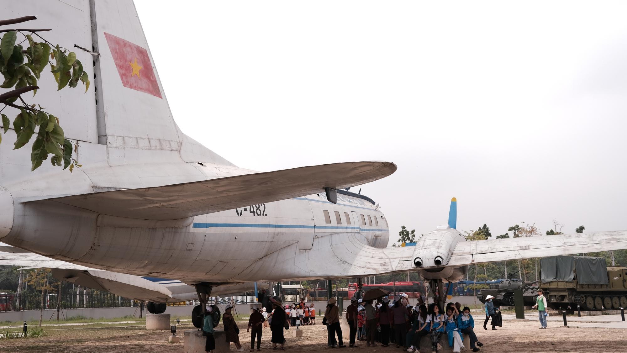 Bảo tàng Lịch sử Quân sự Việt Nam thu phí 40.000 đồng/người, khách vẫn đến đông nghịt trước thềm 30.4- Ảnh 8. Bảo tàng Lịch sử Quân sự Việt Nam thu phí 40.000 đồng/người, khách vẫn đến đông nghịt trước thềm 30.4- Ảnh 8.