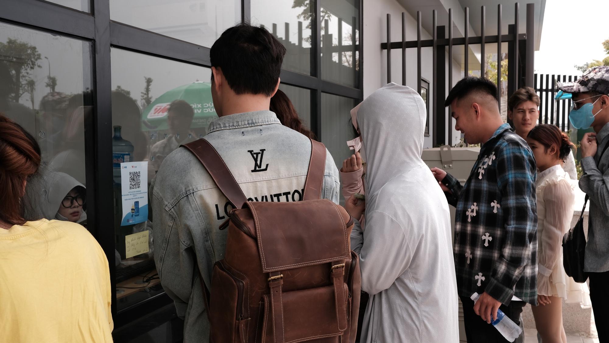 Bảo tàng Lịch sử Quân sự Việt Nam thu phí 40.000 đồng/người, khách vẫn đến đông nghịt trước thềm 30.4- Ảnh 3. Bảo tàng Lịch sử Quân sự Việt Nam thu phí 40.000 đồng/người, khách vẫn đến đông nghịt trước thềm 30.4- Ảnh 3.