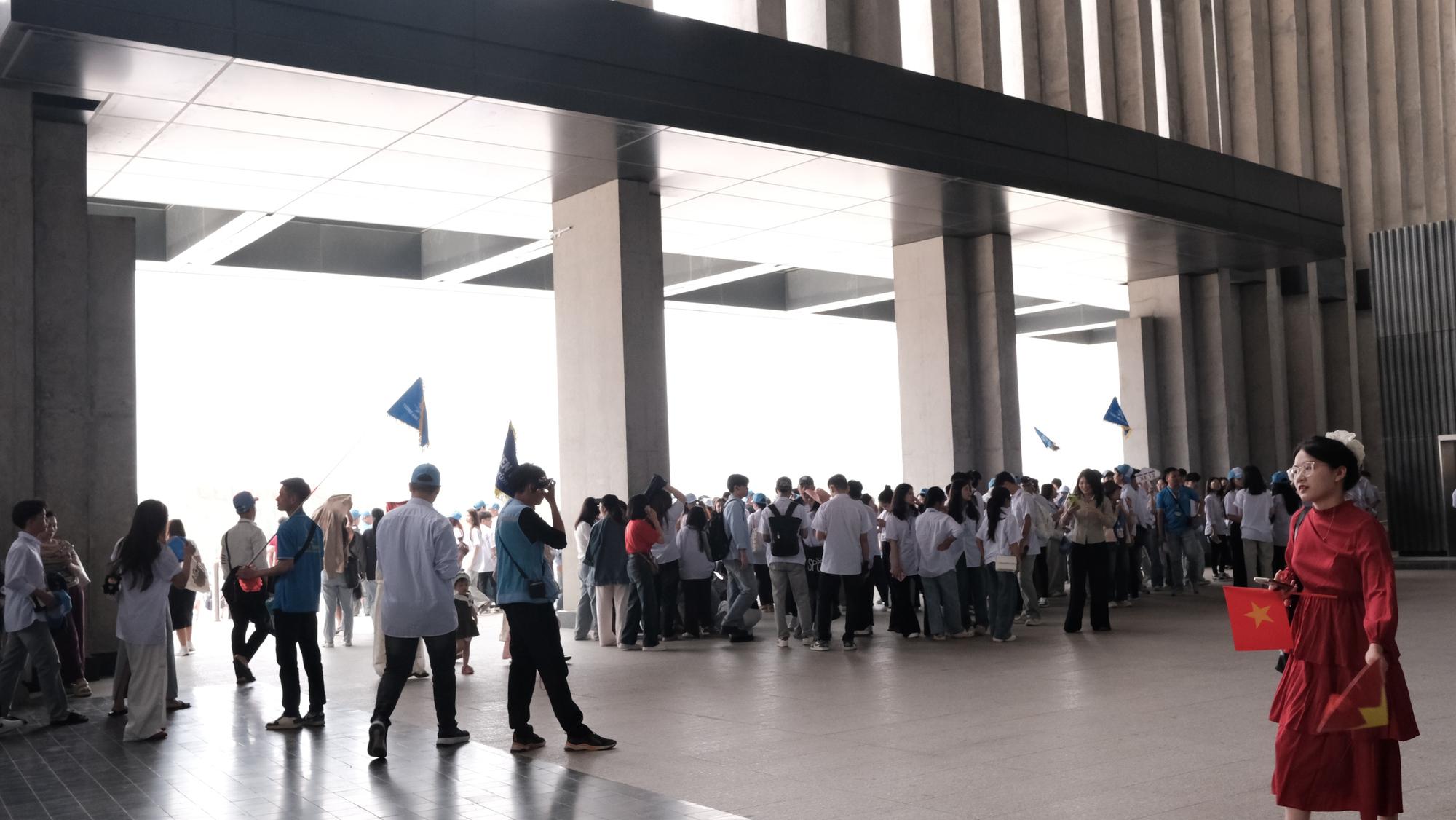 Bảo tàng Lịch sử Quân sự Việt Nam thu phí 40.000 đồng/người, khách vẫn đến đông nghịt trước thềm 30.4- Ảnh 11. Bảo tàng Lịch sử Quân sự Việt Nam thu phí 40.000 đồng/người, khách vẫn đến đông nghịt trước thềm 30.4- Ảnh 11.