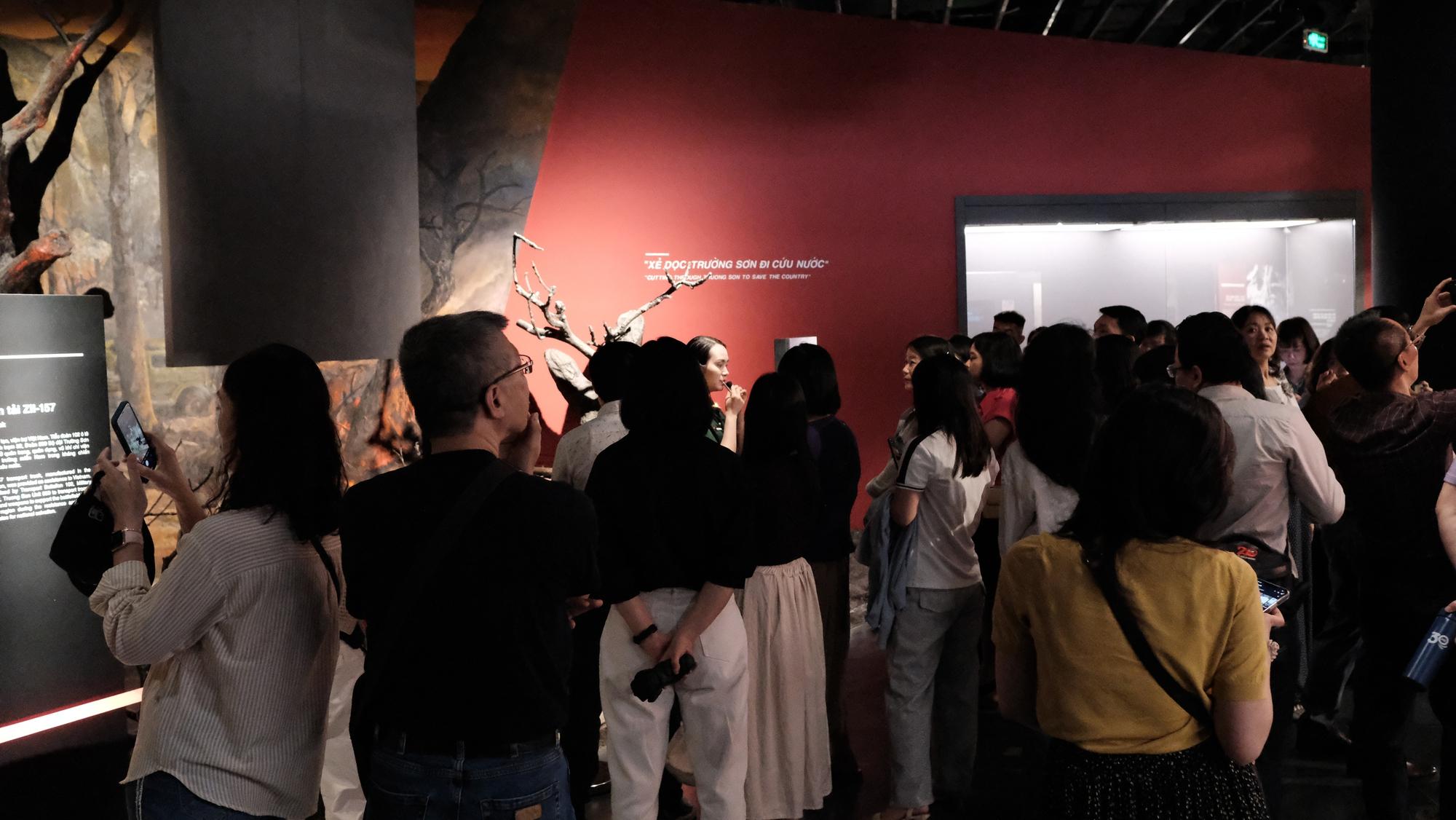 Bảo tàng Lịch sử Quân sự Việt Nam thu phí 40.000 đồng/người, khách vẫn đến đông nghịt trước thềm 30.4- Ảnh 14. Bảo tàng Lịch sử Quân sự Việt Nam thu phí 40.000 đồng/người, khách vẫn đến đông nghịt trước thềm 30.4- Ảnh 14.