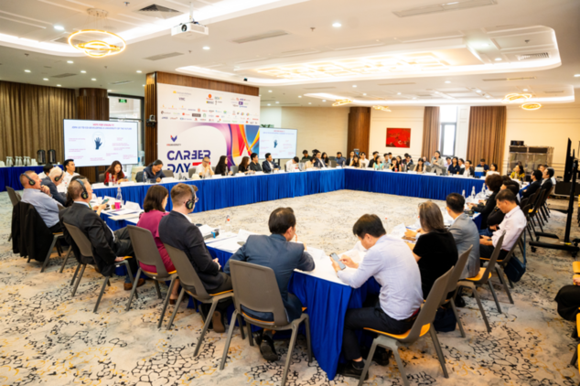 Nhiều “ông lớn” mong muốn đồng hành lâu dài với VinUni, mở ra cơ hội vàng cho các sinh viên xuất sắc Nhiều “ông lớn” mong muốn đồng hành lâu dài với VinUni, mở ra cơ hội vàng cho các sinh viên xuất sắc