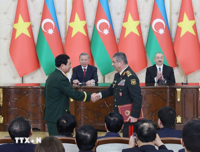 Tổng Bí thư Tô Lâm và Tổng thống Azerbaijan Ilham Aliyev chứng kiến trao Ý định thư hợp tác giữa Bộ Quốc phòng Việt Nam và Bộ Quốc phòng Azerbaijan. (Ảnh: Thống Nhất/TTXVN) ttxvn-tong-bi-thu-to-lam-va-tong-thong-azerbaijan-chung-kien-trao-van-kien-hop-tac-giua-hai-nuoc-8018911.jpg
