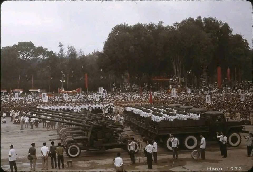 Hình ảnh lễ duyệt binh ngày 1/5/1973 trên Quảng trường Ba Đình (Hà Nội) do nhiếp ảnh gia người Đức Thomas Billhardt ghi lại (Ảnh tư liệu).