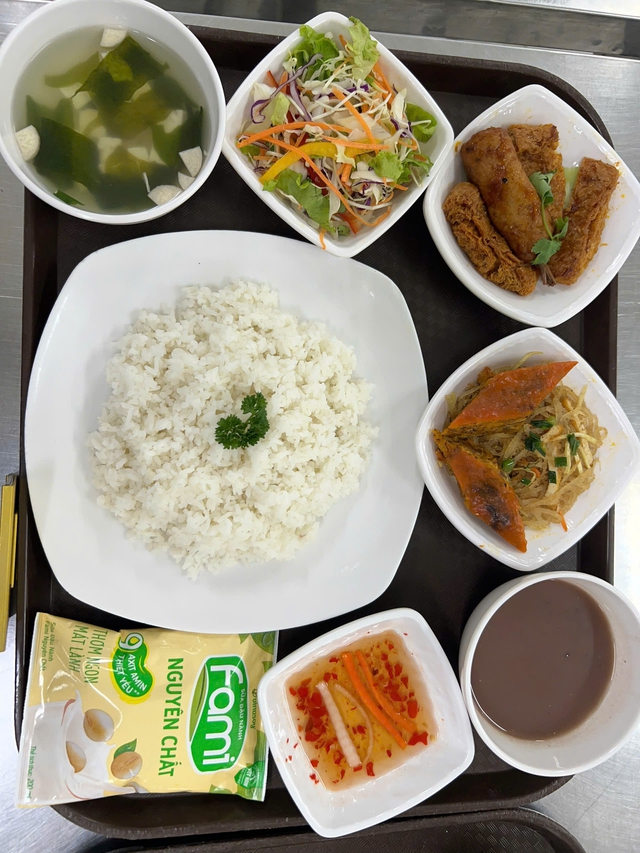 Có gì trong bữa ăn được công nhân chấm 10 điểm?- Ảnh 4.